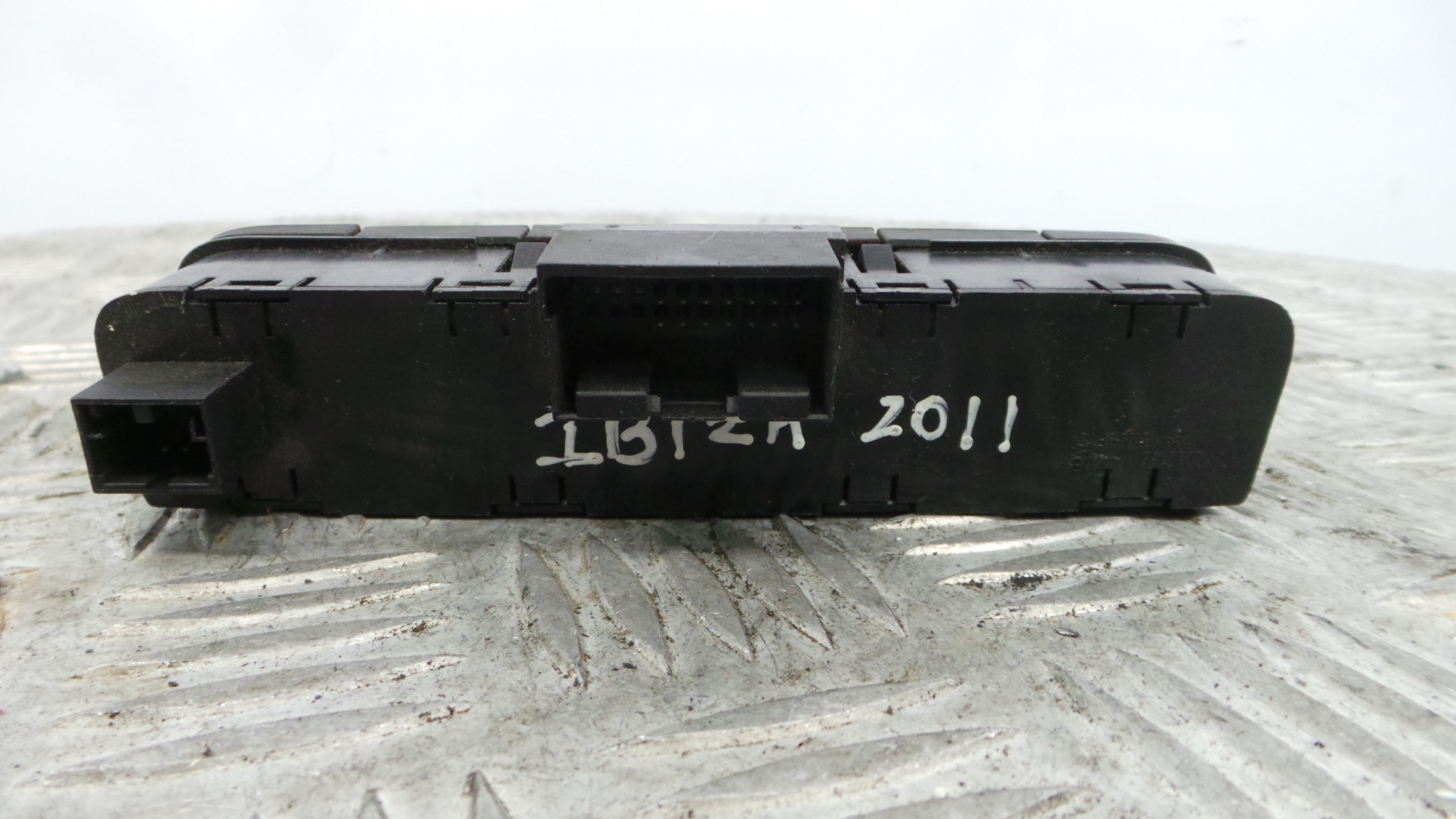 warning 4 piscas 6J0927137 - SEAT IBIZA IV (6J5, 6P1), IBIZA Mk IV (6J5, 6P1)-36403819