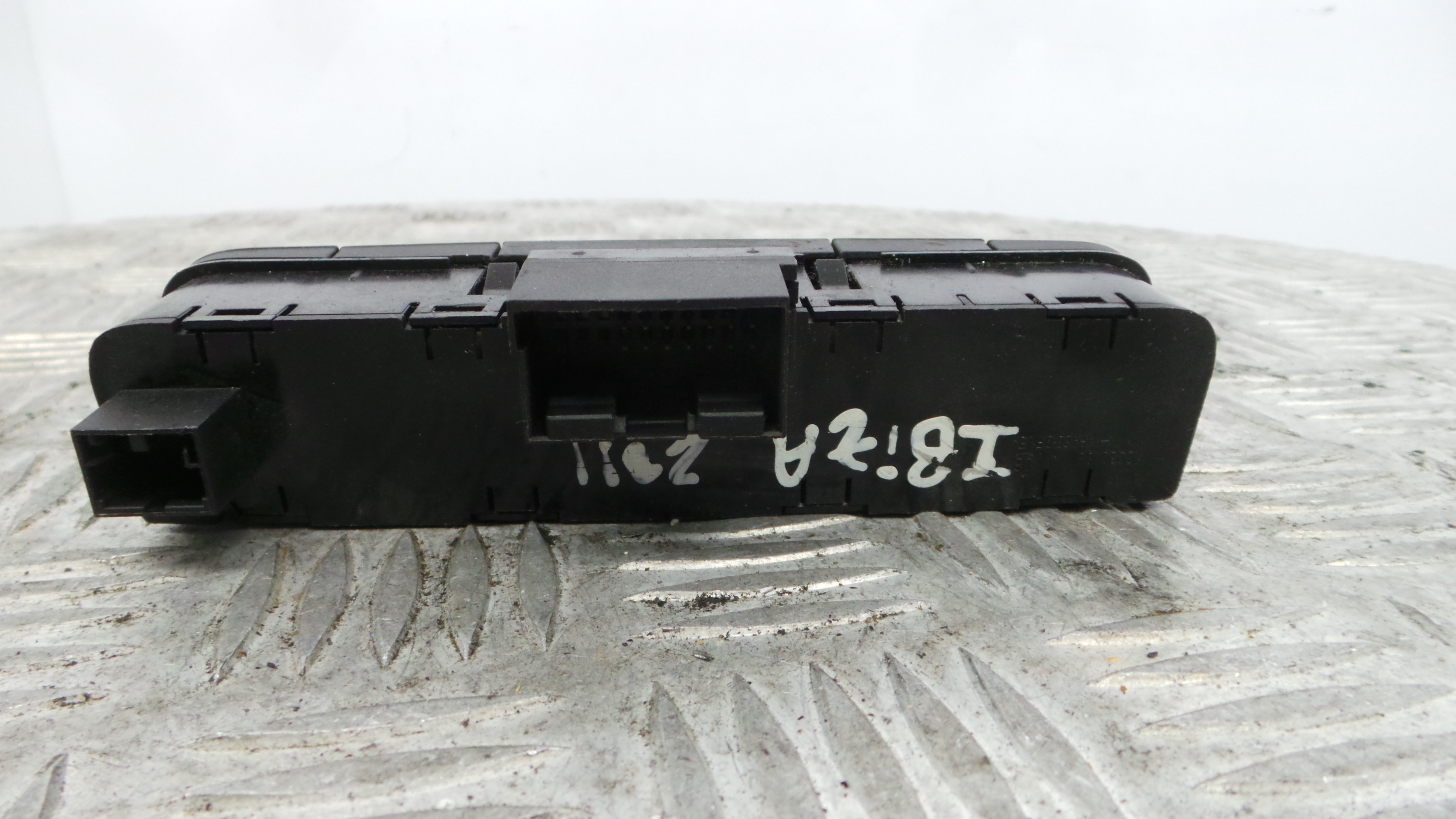 warning 4 piscas 6J0927137T - SEAT IBIZA IV (6J5, 6P1), IBIZA Mk IV (6J5, 6P1)-36403822