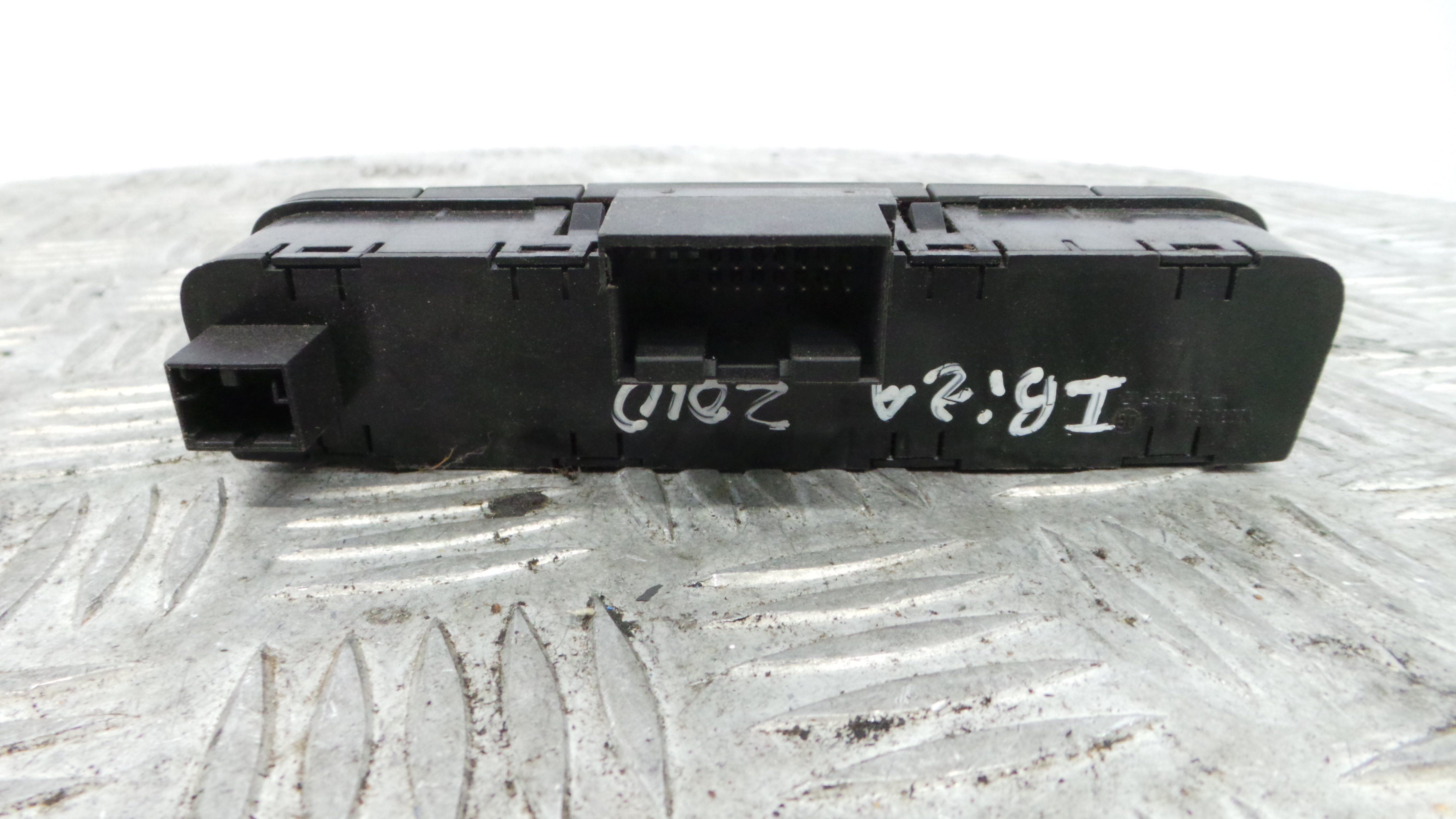 warning 4 piscas 6J0927137T - SEAT IBIZA IV (6J5, 6P1), IBIZA Mk IV (6J5, 6P1)-36403837