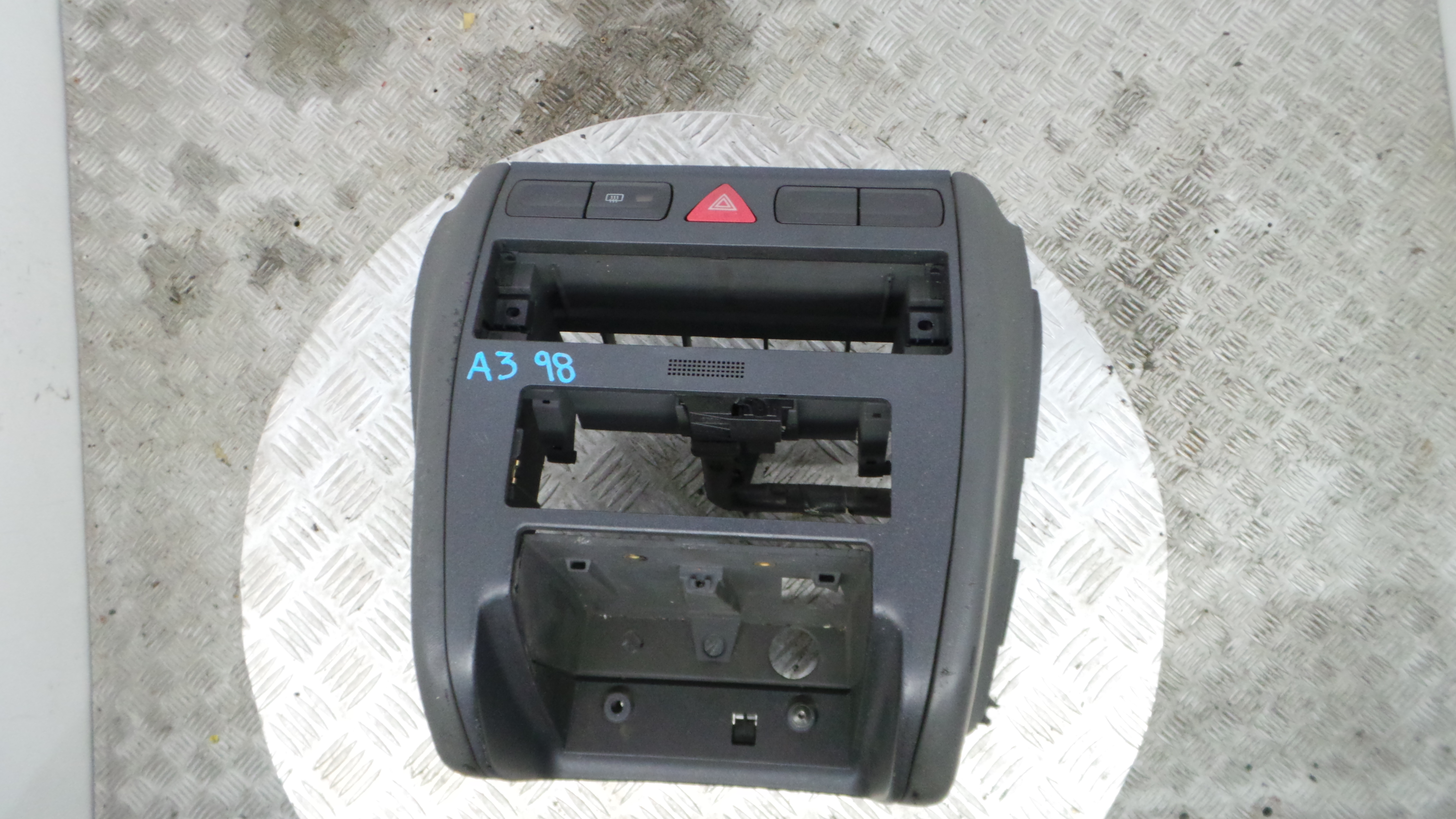 Consola central Tablier  8L0863243H - AUDI A3 (8L1)-36410219