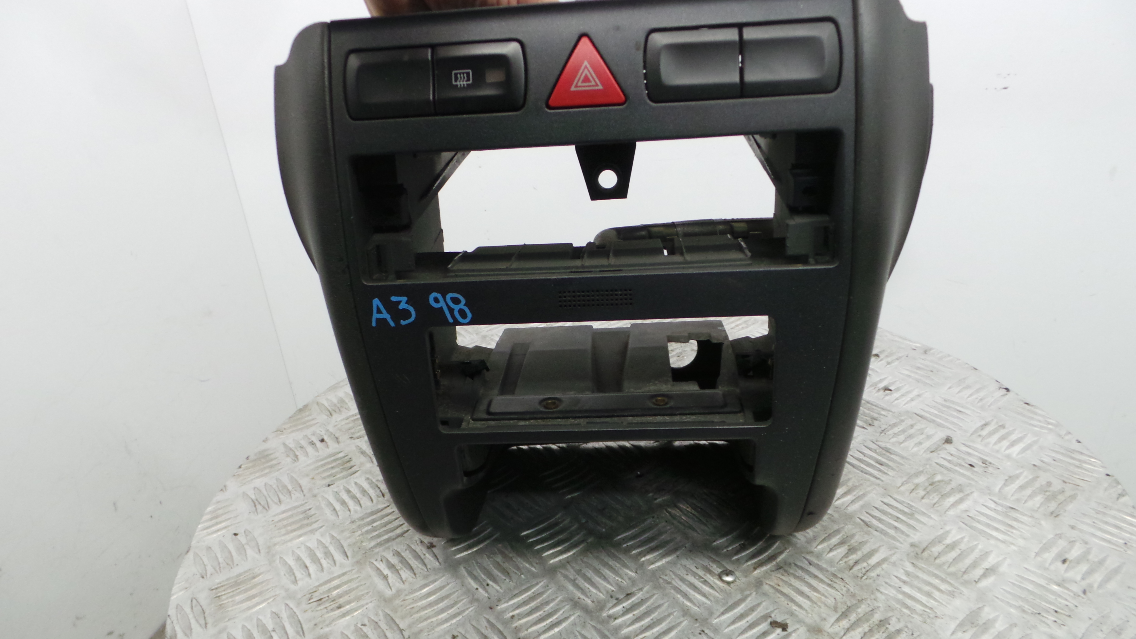 Consola central Tablier  8L0863243H - AUDI A3 (8L1)-36410219