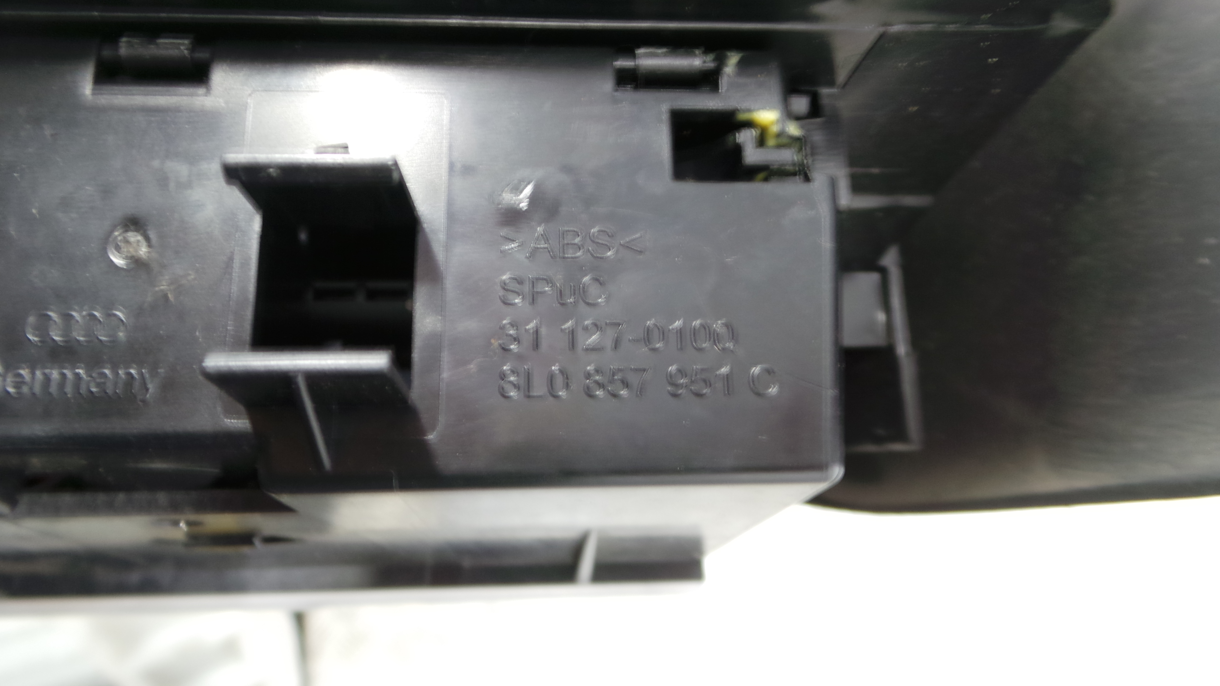 Consola central Tablier 8L0863243K - AUDI A3 (8L1)-36410224