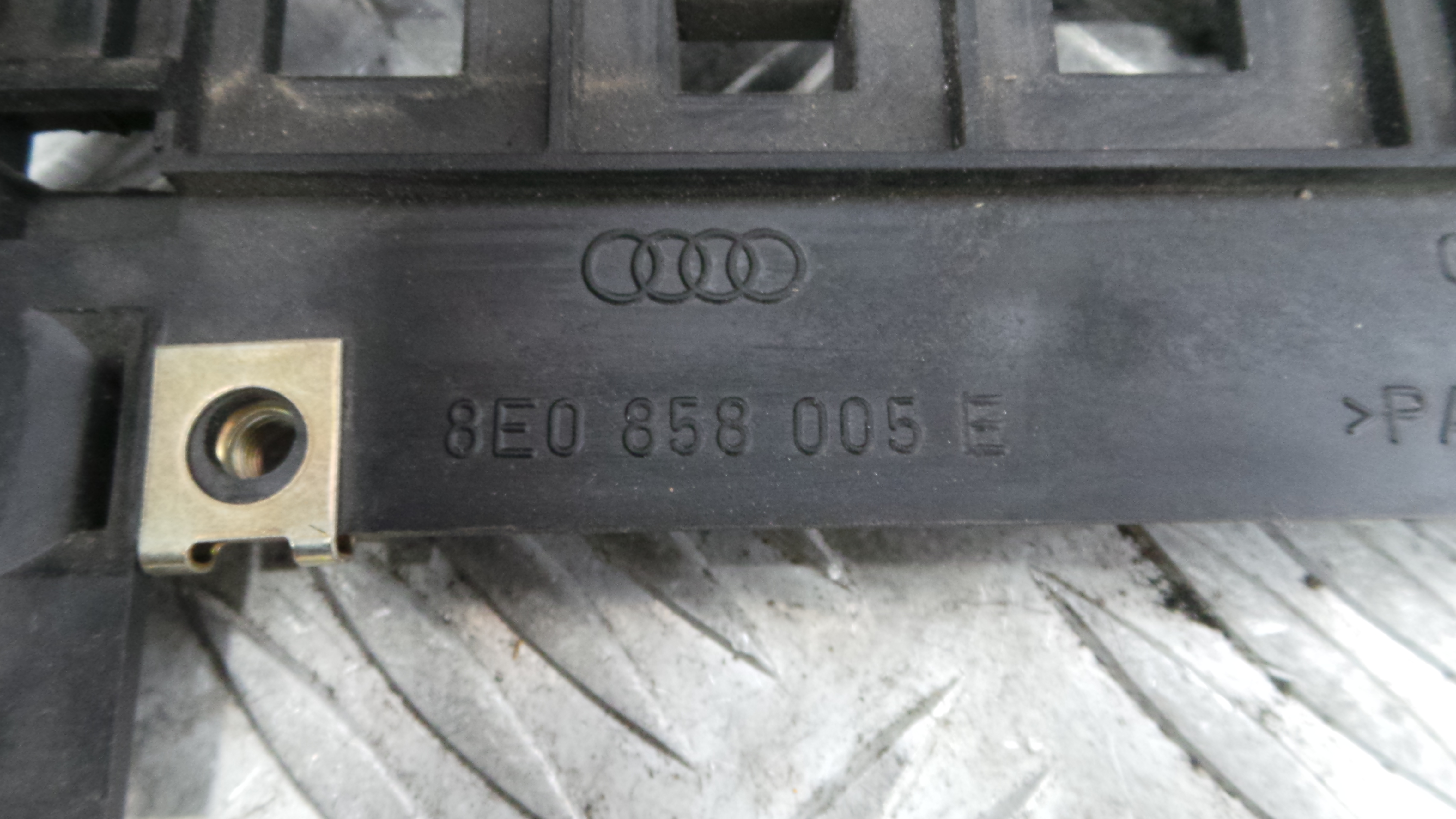 Consola central Tablier  8E0858005E - AUDI A4 B6 (8E2)-36410258