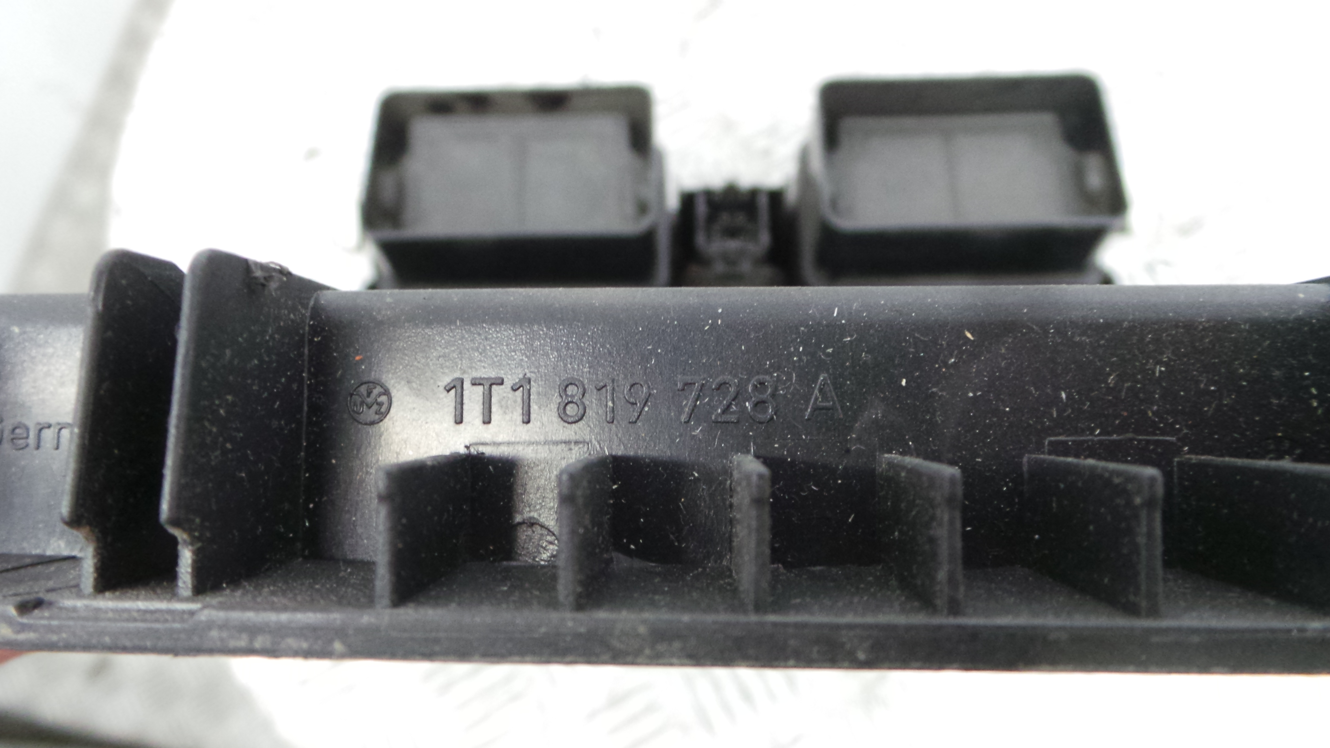 Consola central Tablier  1T1819728A - VW TOURAN (1T1, 1T2)-36410271