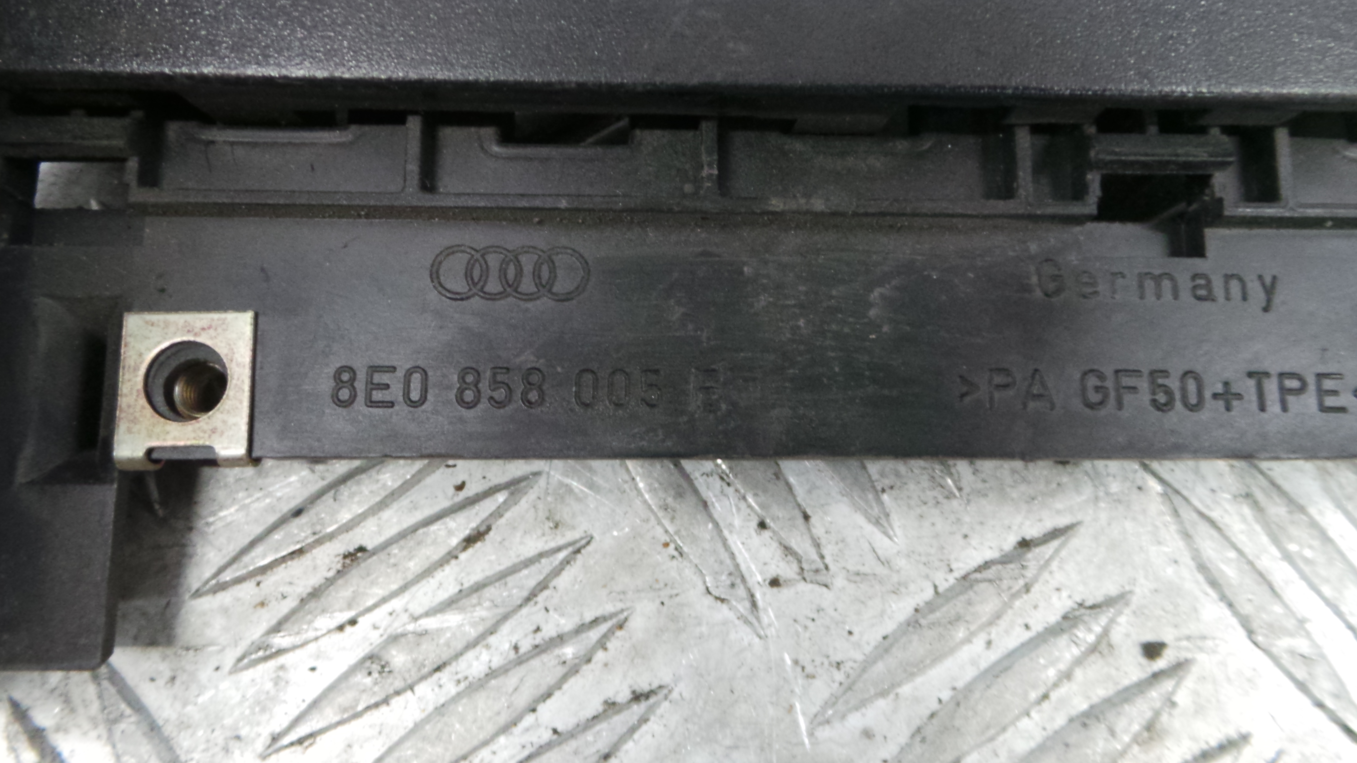 Consola central Tablier  8E0858005E - AUDI A4 B7 (8EC)-36410278