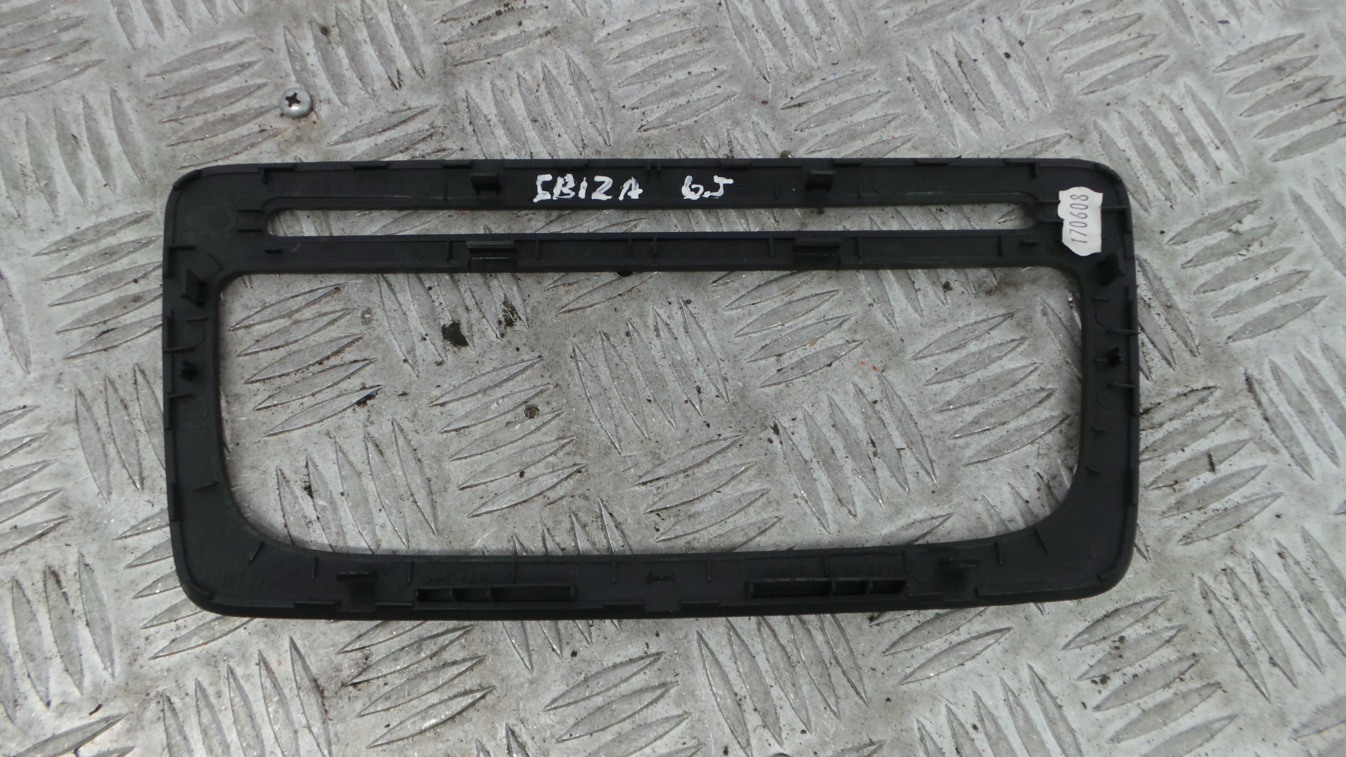 Aro Consola Central 6J0858063 - SEAT IBIZA IV (6J5, 6P1), IBIZA Mk IV (6J5, 6P1)-36410383