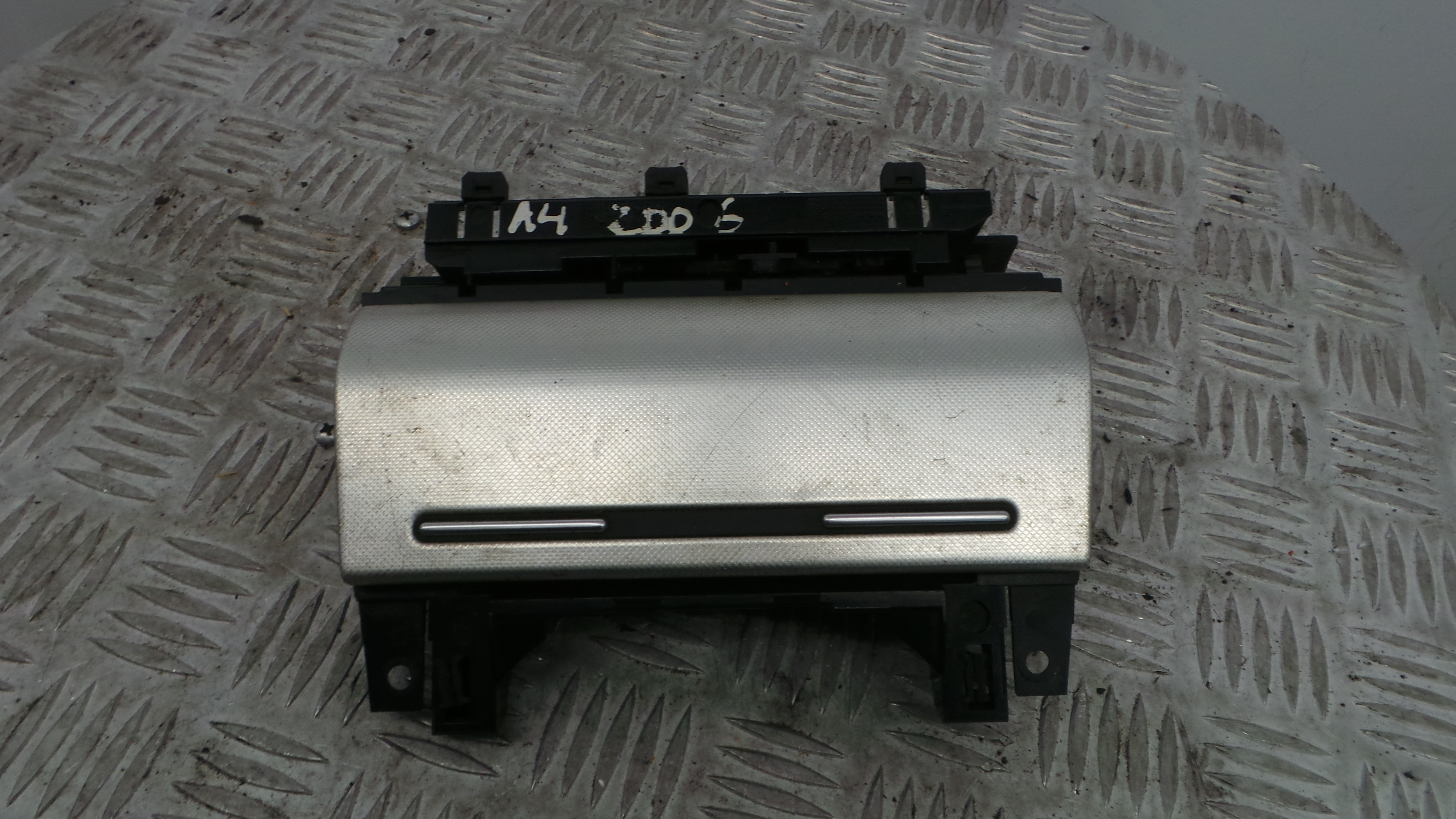 Cinzeiro 8E0857951 - AUDI A4 B7 (8EC)-36410606