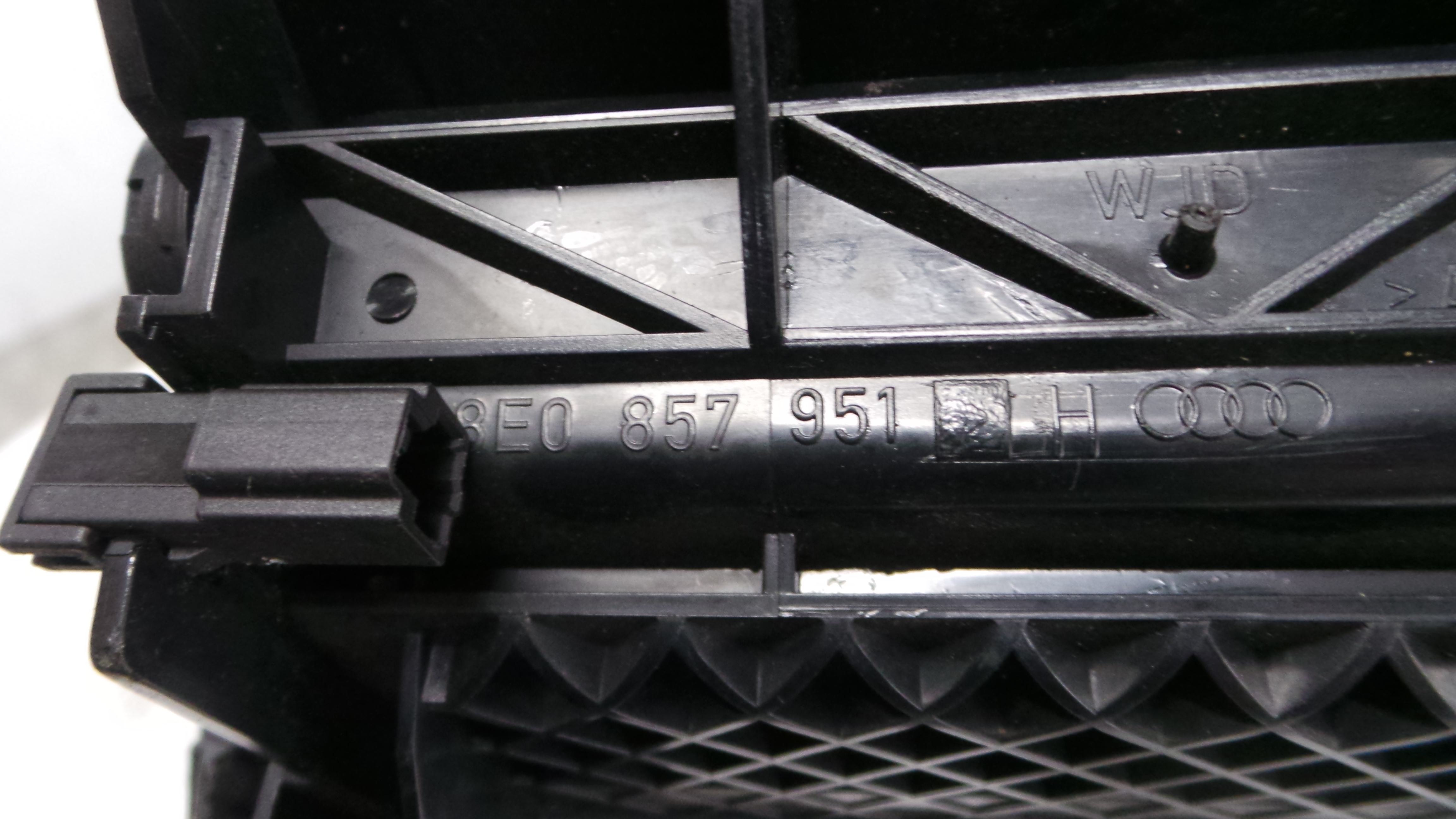 Cinzeiro 8E0857951 - AUDI A4 B7 (8EC)-36410606