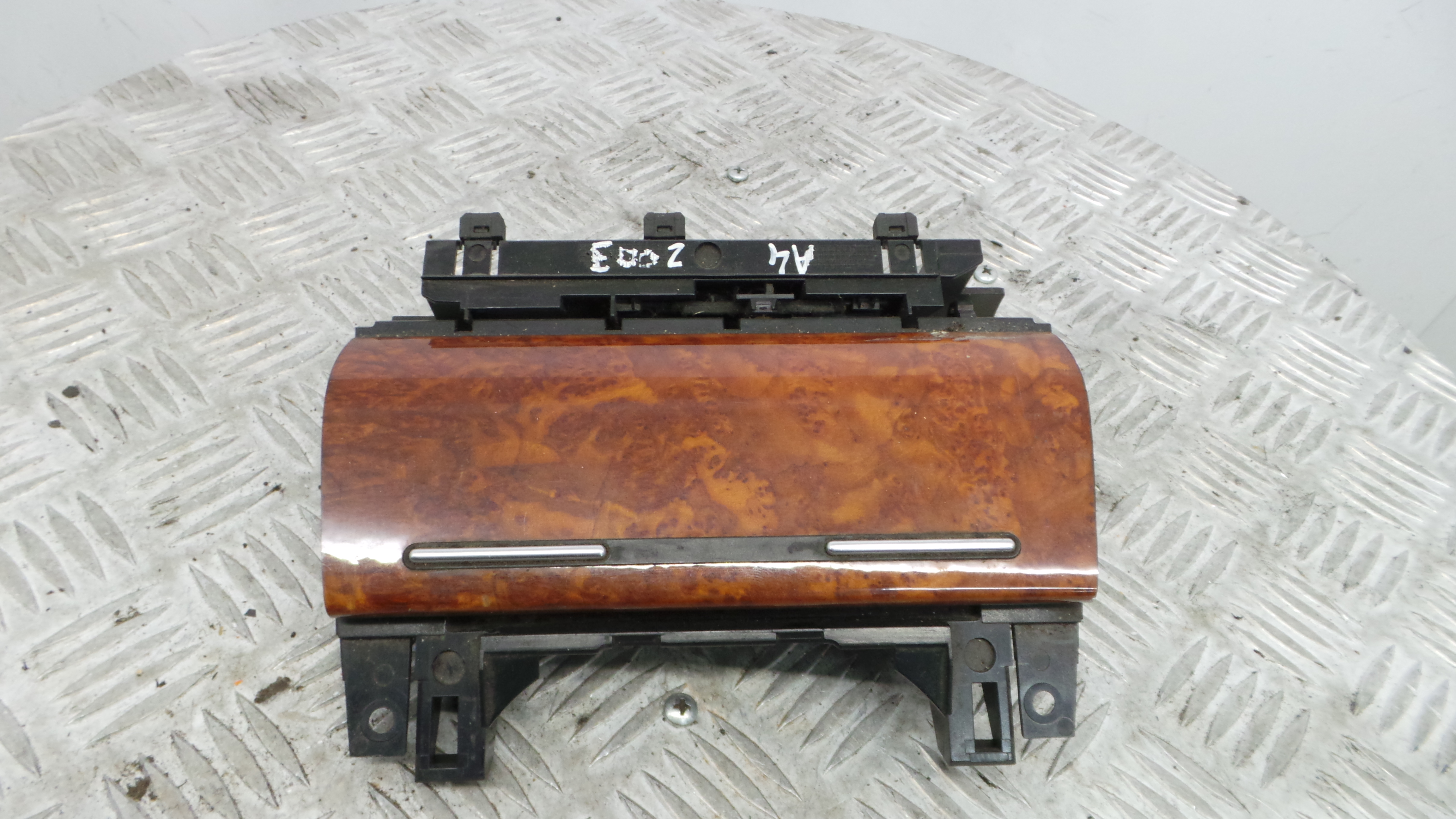 Cinzeiro 8E0857951F - AUDI A4 B6 (8E2)-36410656