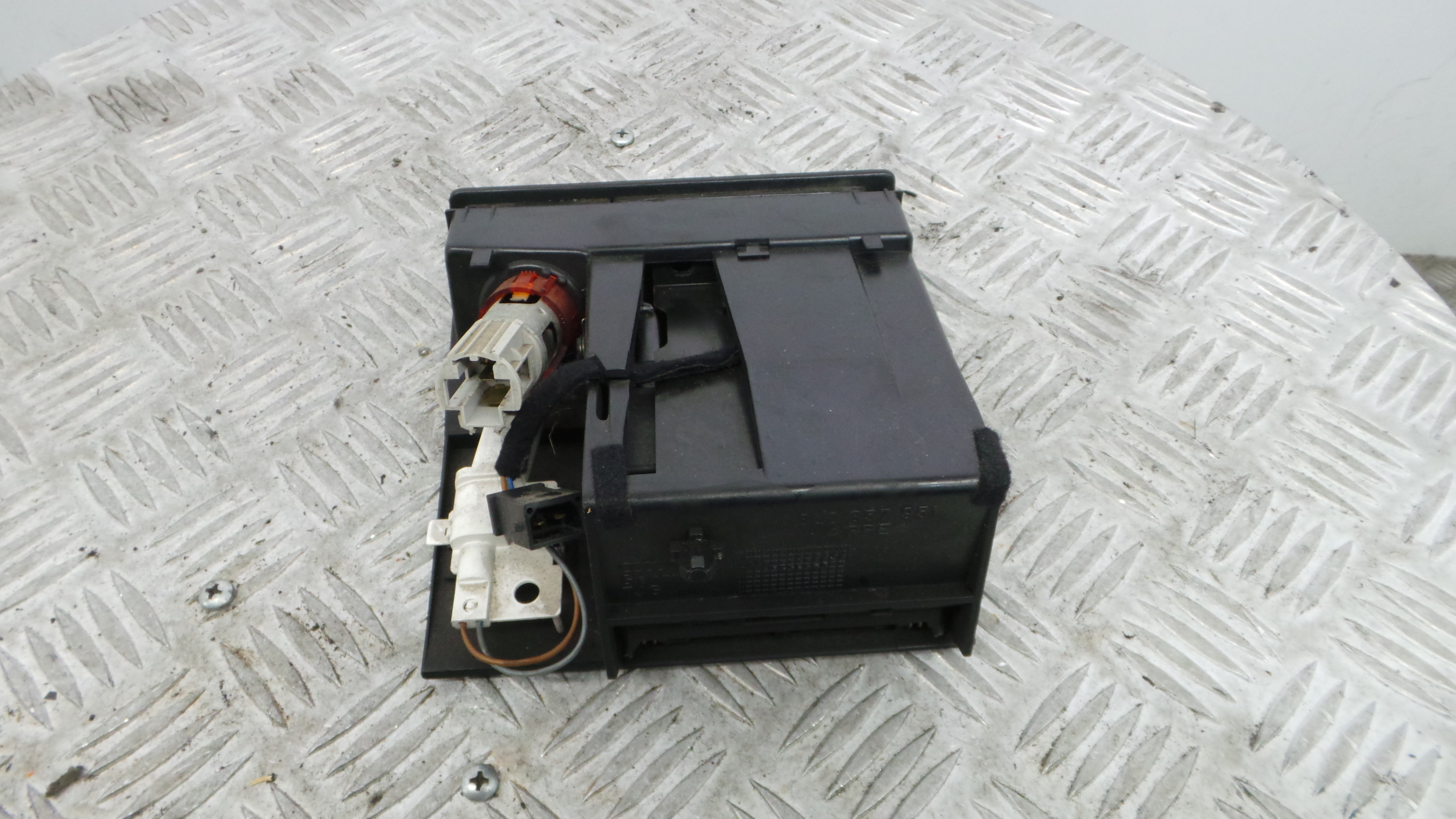 Cinzeiro 8L0857951 - AUDI A3 (8L1)-36410659