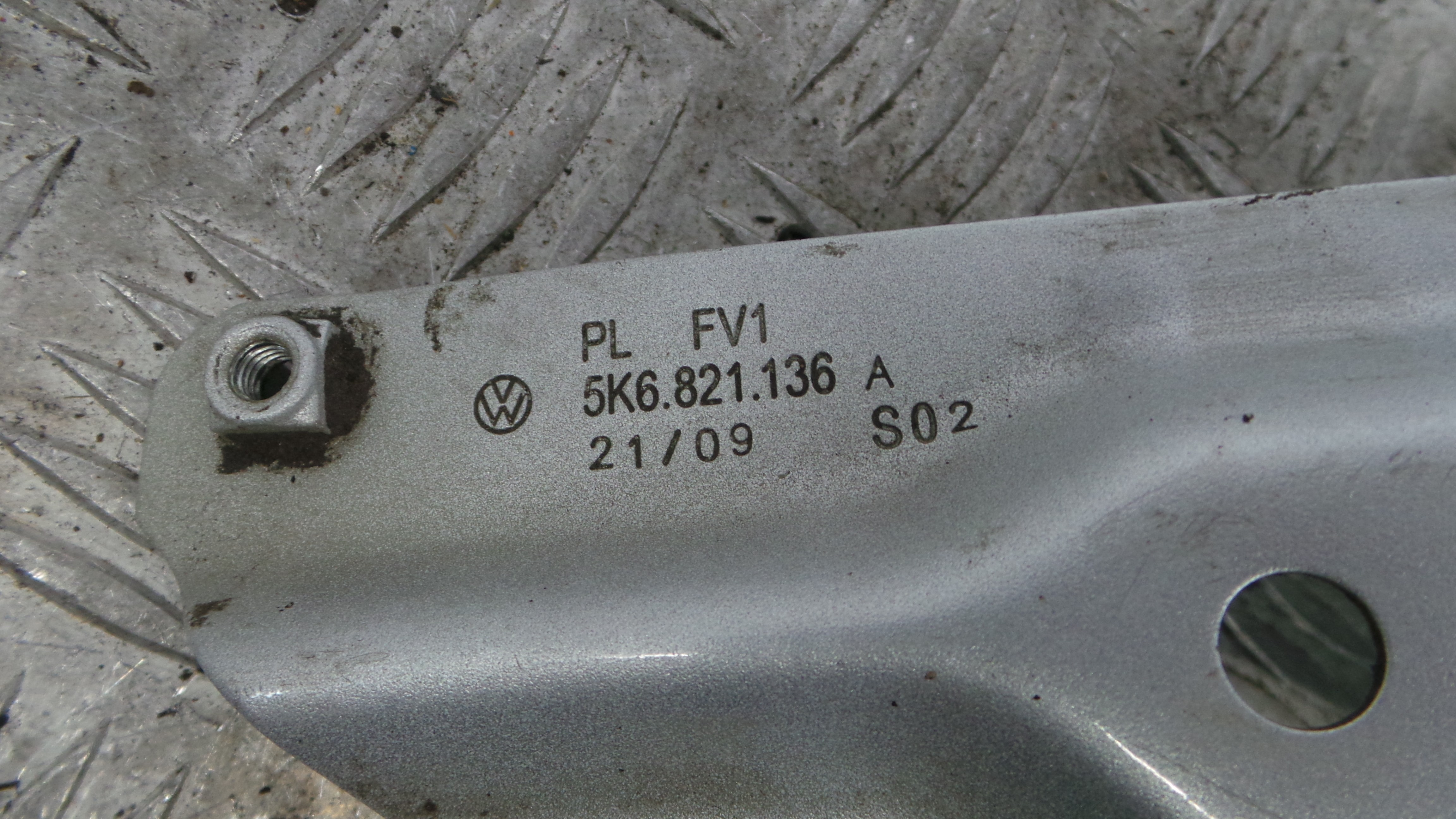 Suporte Guarda Lamas 5K6821136A - VW GOLF VI (5K1)-36411011