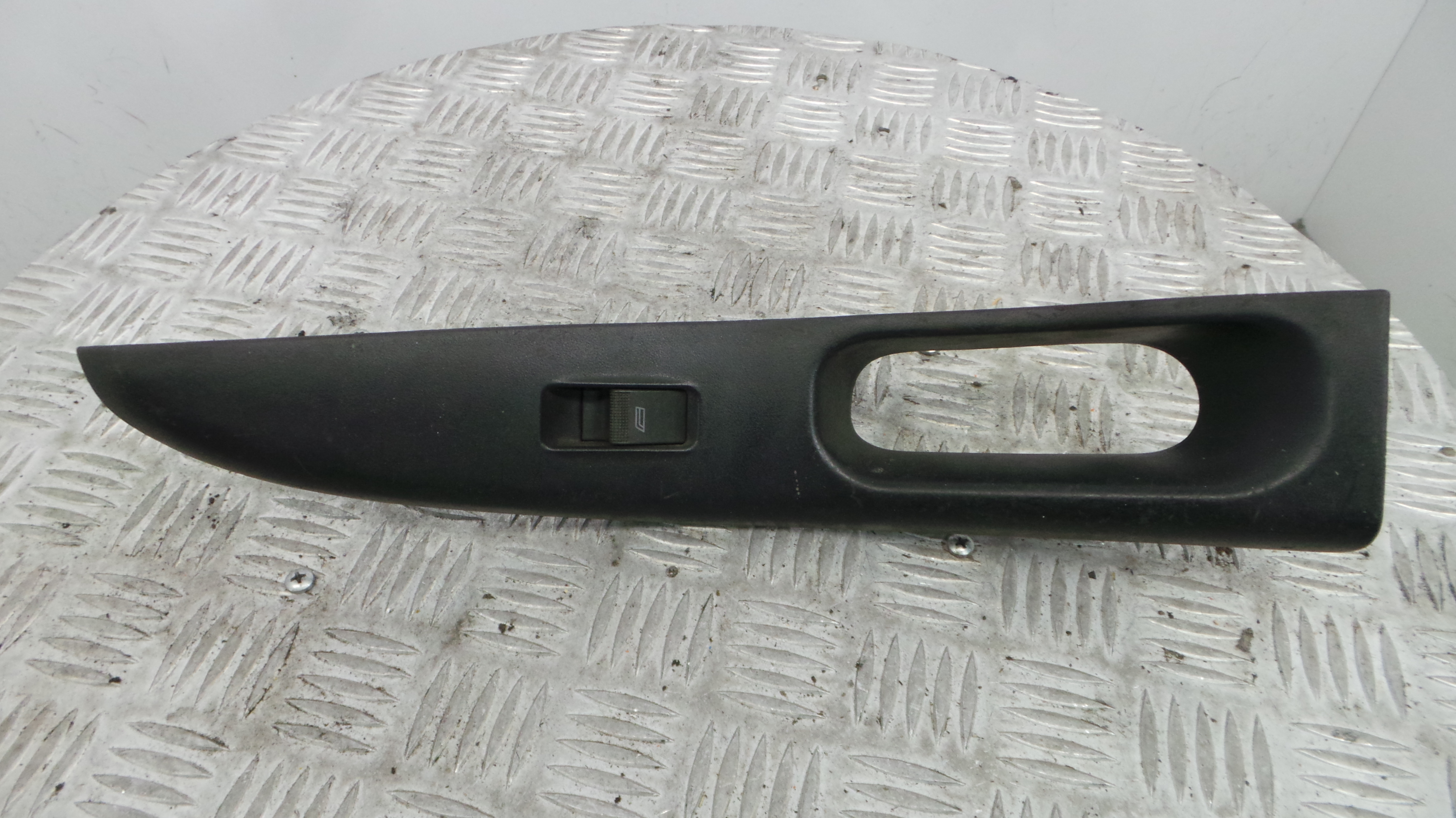 Interruptor / Comando Elevador Vidro Frente Dto  8L3867172G - AUDI A3 (8L1)-36413831