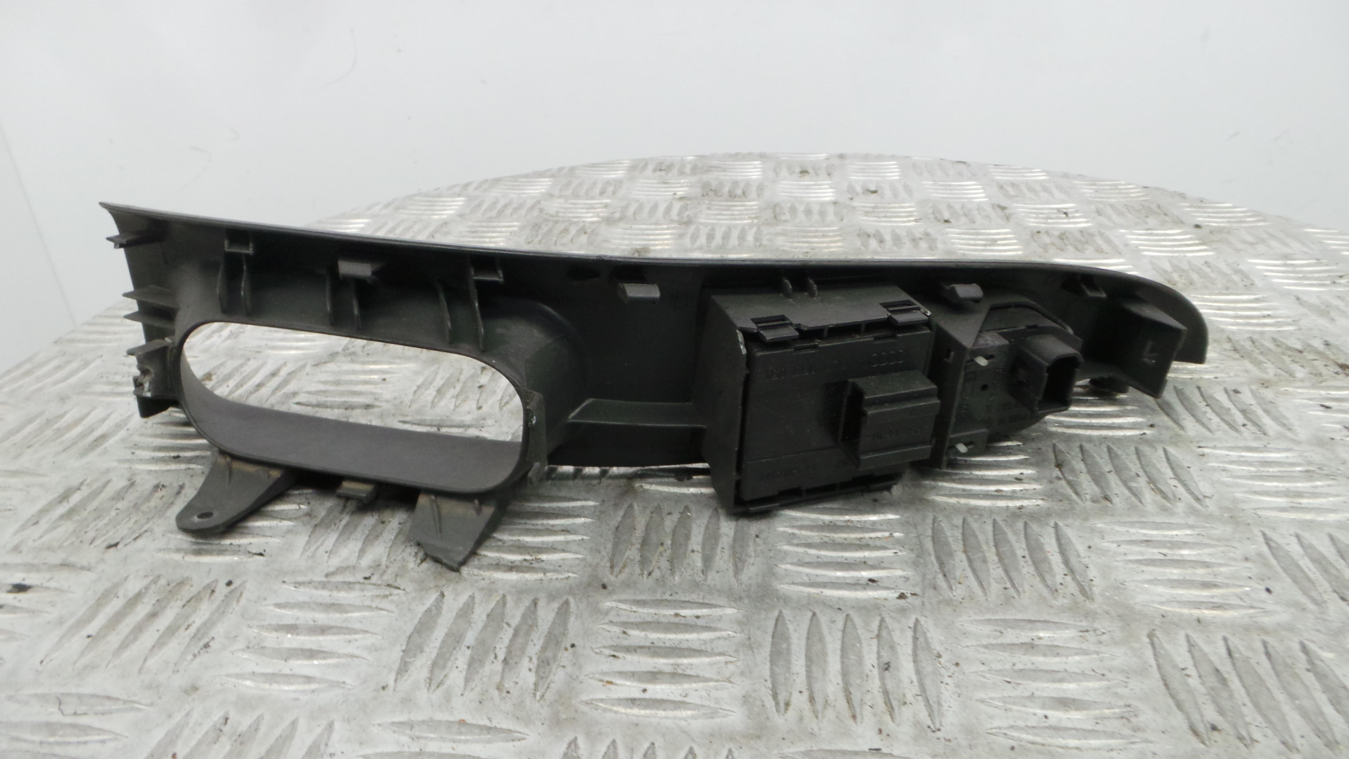 Interruptor / Comando Elevador Vidro Frente Esq  8L3867171 - AUDI A3 (8L1)-36413858