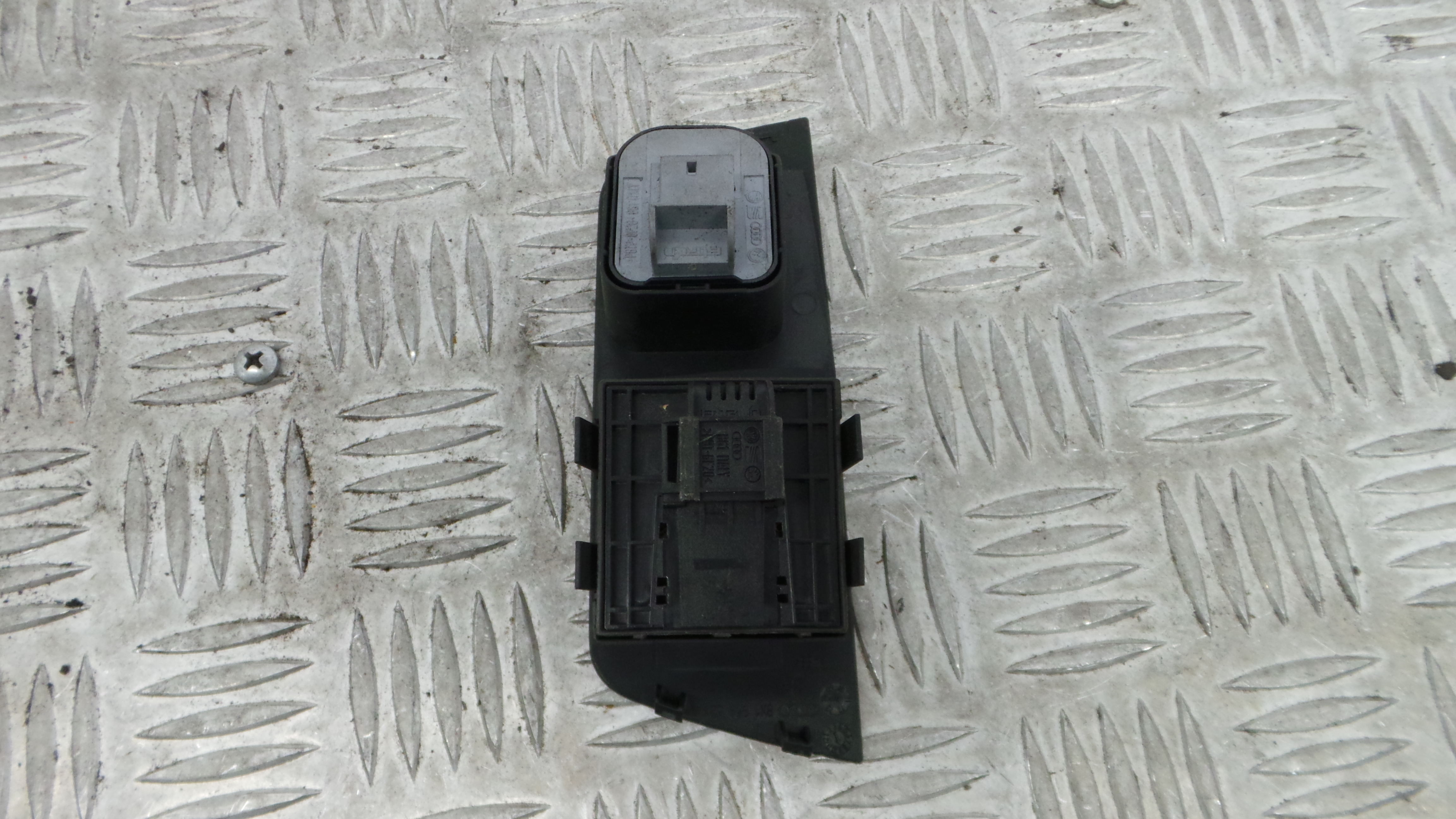 Interruptor / Comando Elevador Vidro Frente Esq  8X1959521A - AUDI A1 (8X1, 8XK)-36414133