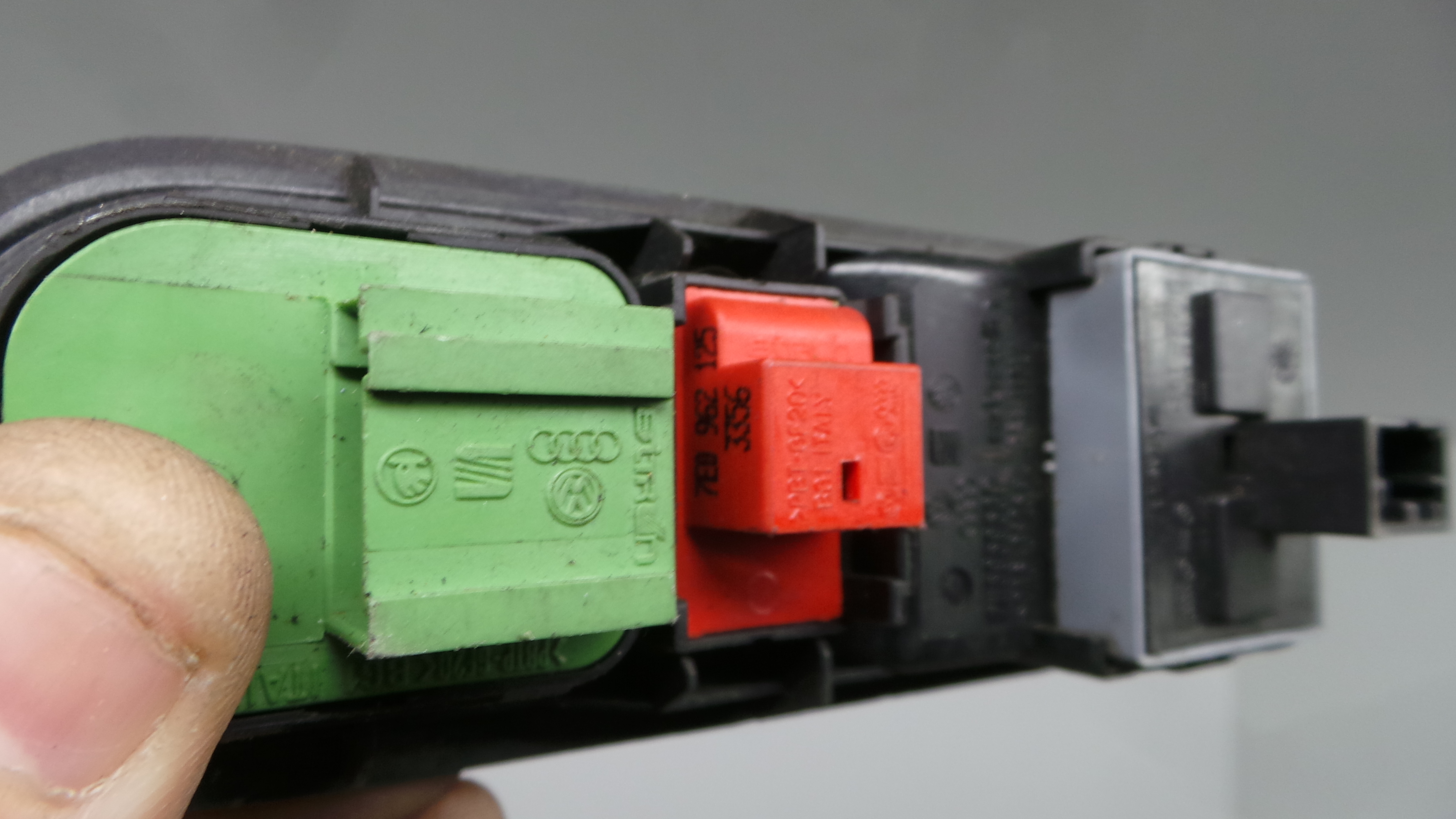 Interruptor / Comando Elevador Vidro Frente Esq  7H5959539J - VW TRANSPORTER Mk V Caixa (7HA, 7HH, 7-36414175