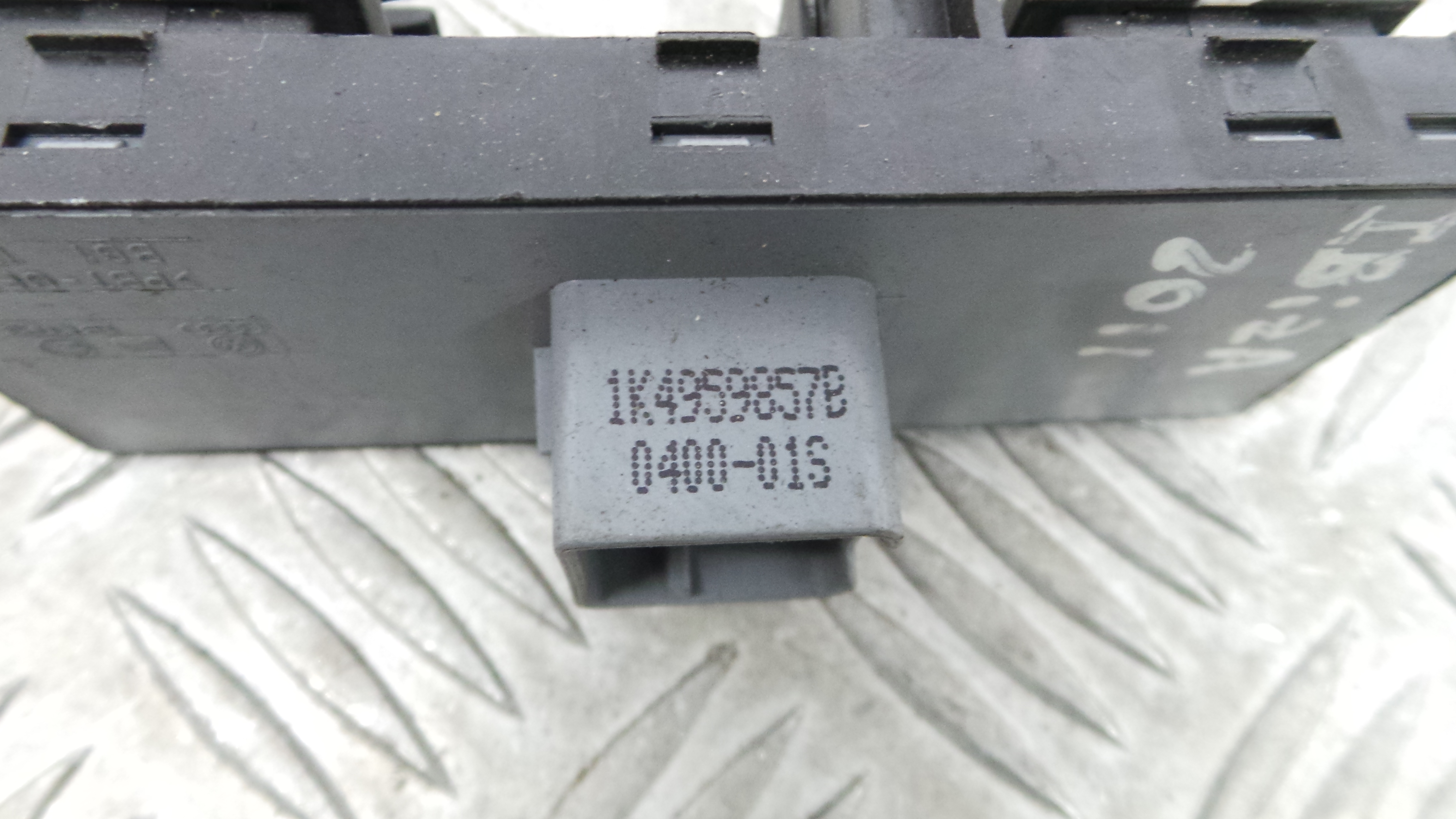 Interruptor / Comando Elevador Vidro Frente Esq  1K4959857B - SEAT IBIZA IV (6J5, 6P1), IBIZA Mk IV -36414189