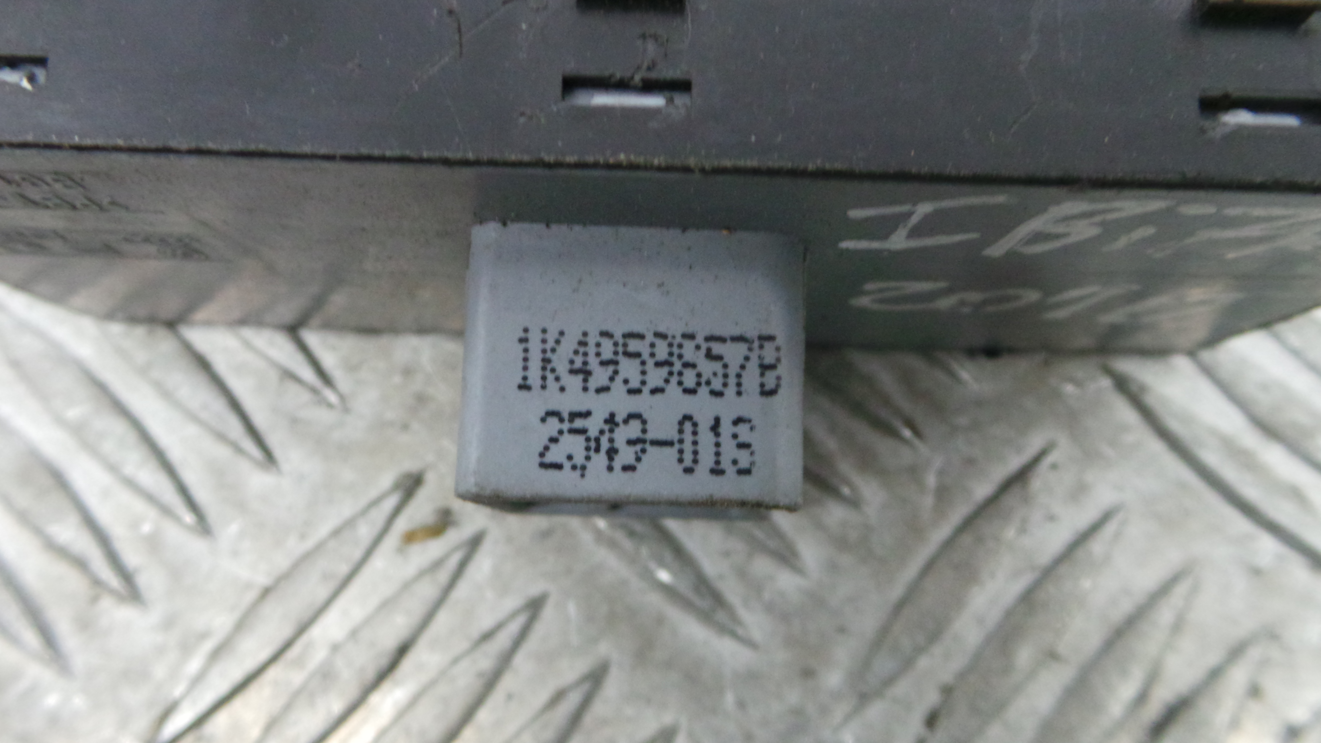 Interruptor / Comando Elevador Vidro Frente Esq  1K4959857B - SEAT IBIZA IV (6J5, 6P1), IBIZA Mk IV -36414192