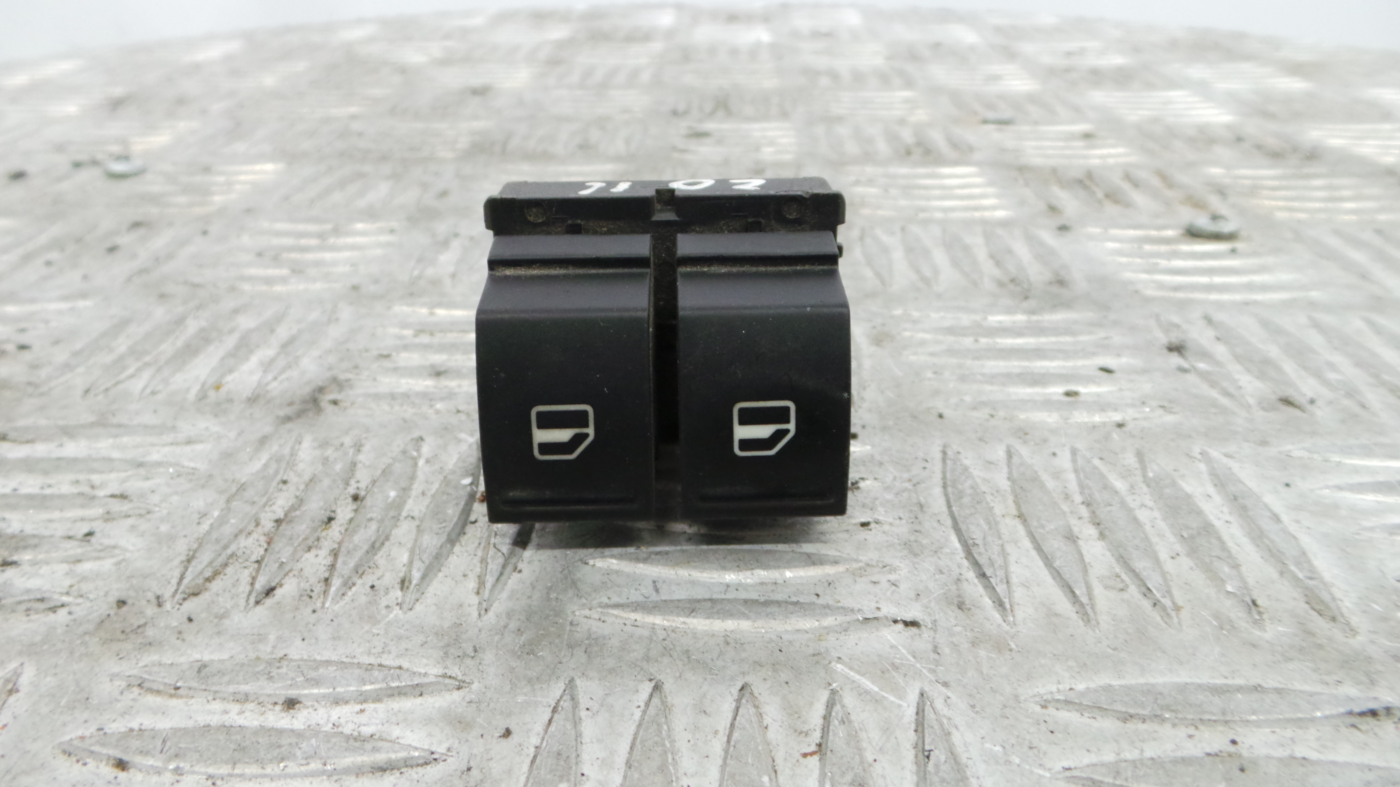 Interruptor / Comando Elevador Vidro Frente Esq  1K3959857A - SEAT IBIZA IV (6J5, 6P1), IBIZA Mk IV -36414246