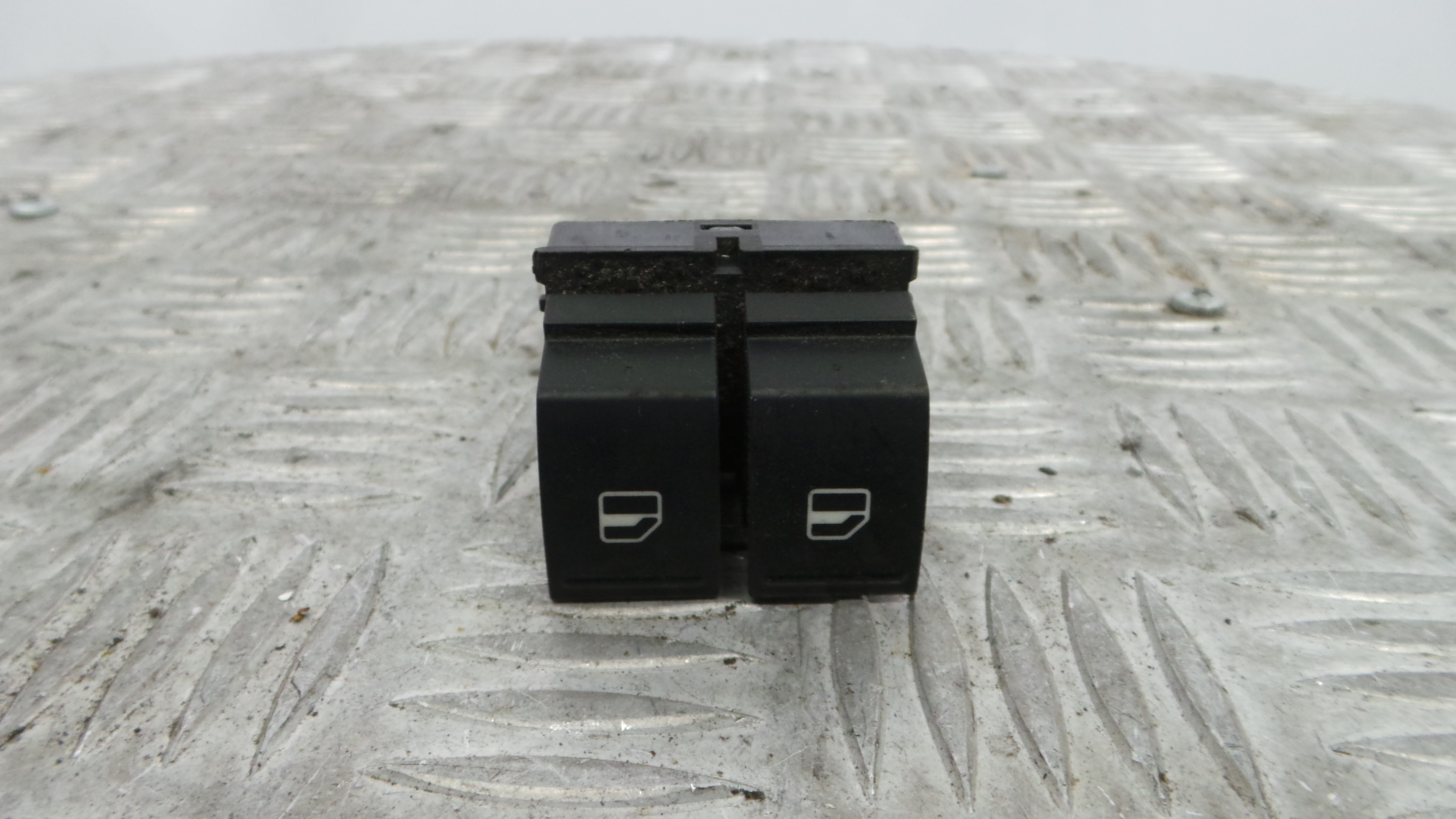 Interruptor / Comando Elevador Vidro Frente Esq  1K3959857B - SEAT IBIZA IV (6J5, 6P1), IBIZA Mk IV -36414252