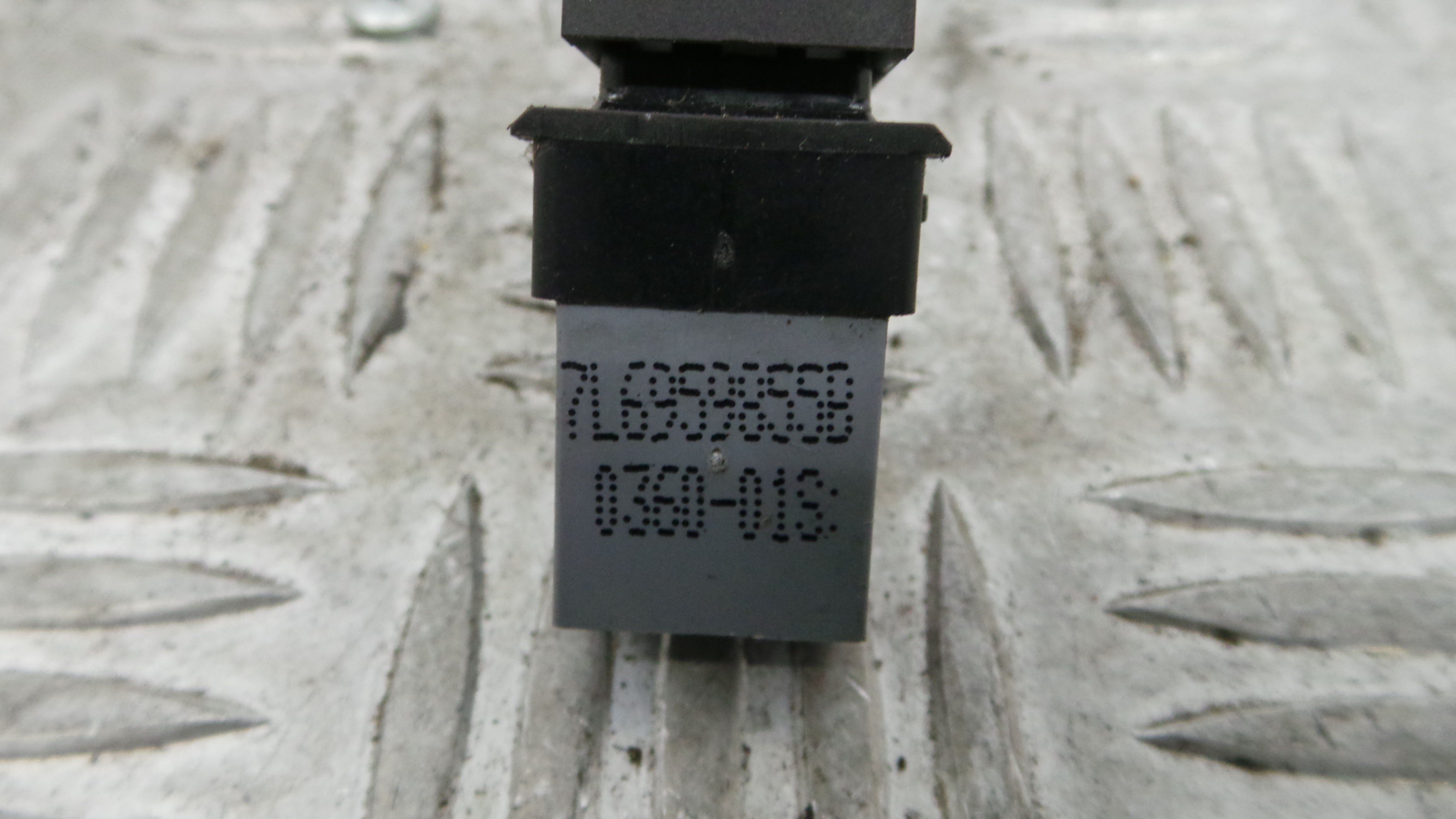 Interruptor / Comando Elevador Vidro Frente Dto  7L6959855B - SEAT IBIZA IV (6J5, 6P1), IBIZA Mk IV -36414380