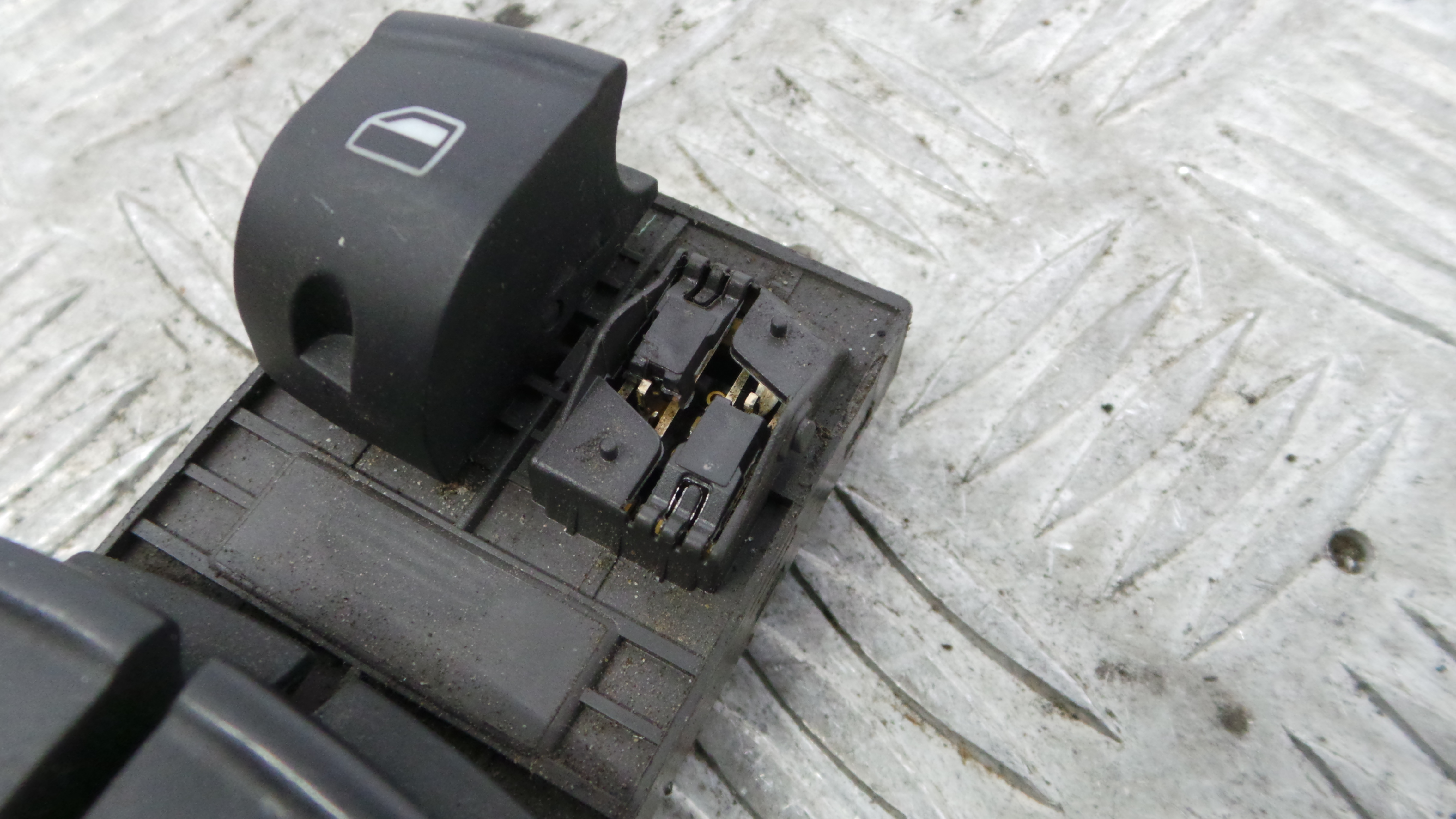 Interruptor / Comando Elevador Vidro Frente Esq 4F0959851F - AUDI A3 (8P1)-36418473