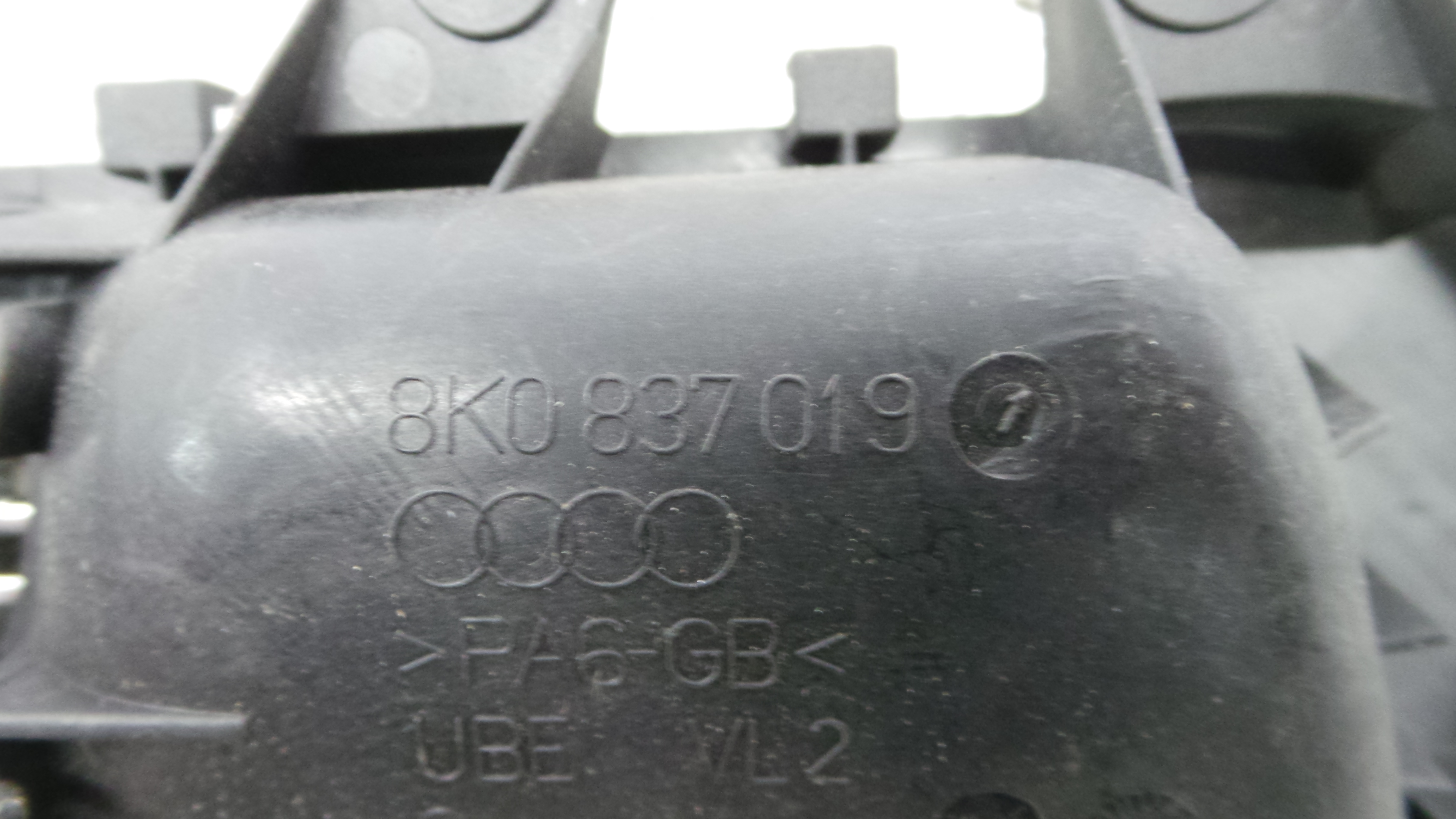 Puxador Interior Frente Esquerdo 8K0837019 - AUDI A4 B8 (8K2)-36418514