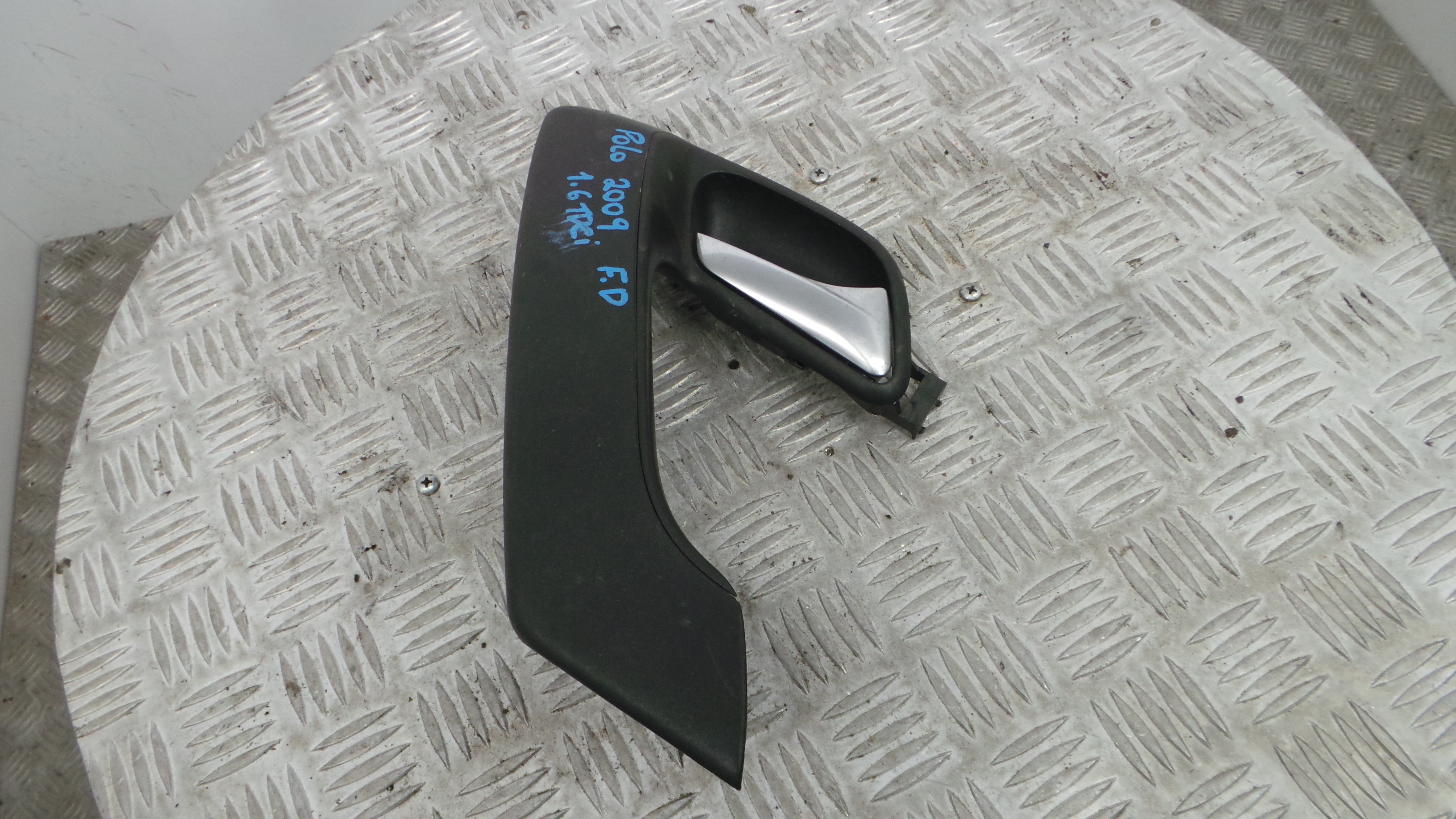 Puxador Interior Frente Direita 6R0867180G - VW POLO V (6R1, 6C1)-36418677