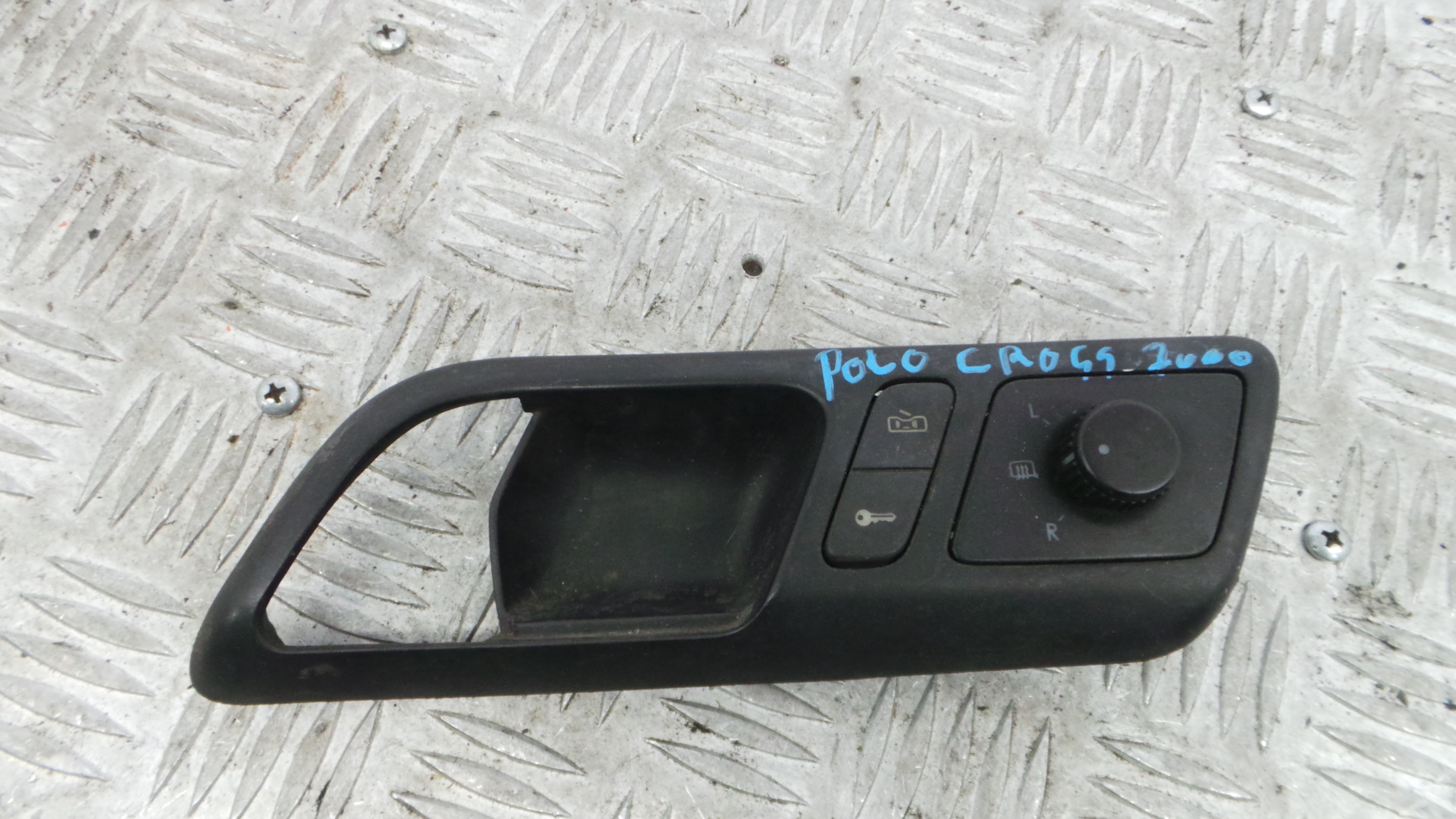 Puxador Interior Frente Esquerdo 6Q1837247G - VW POLO IV três volumes (9N2)-36418729