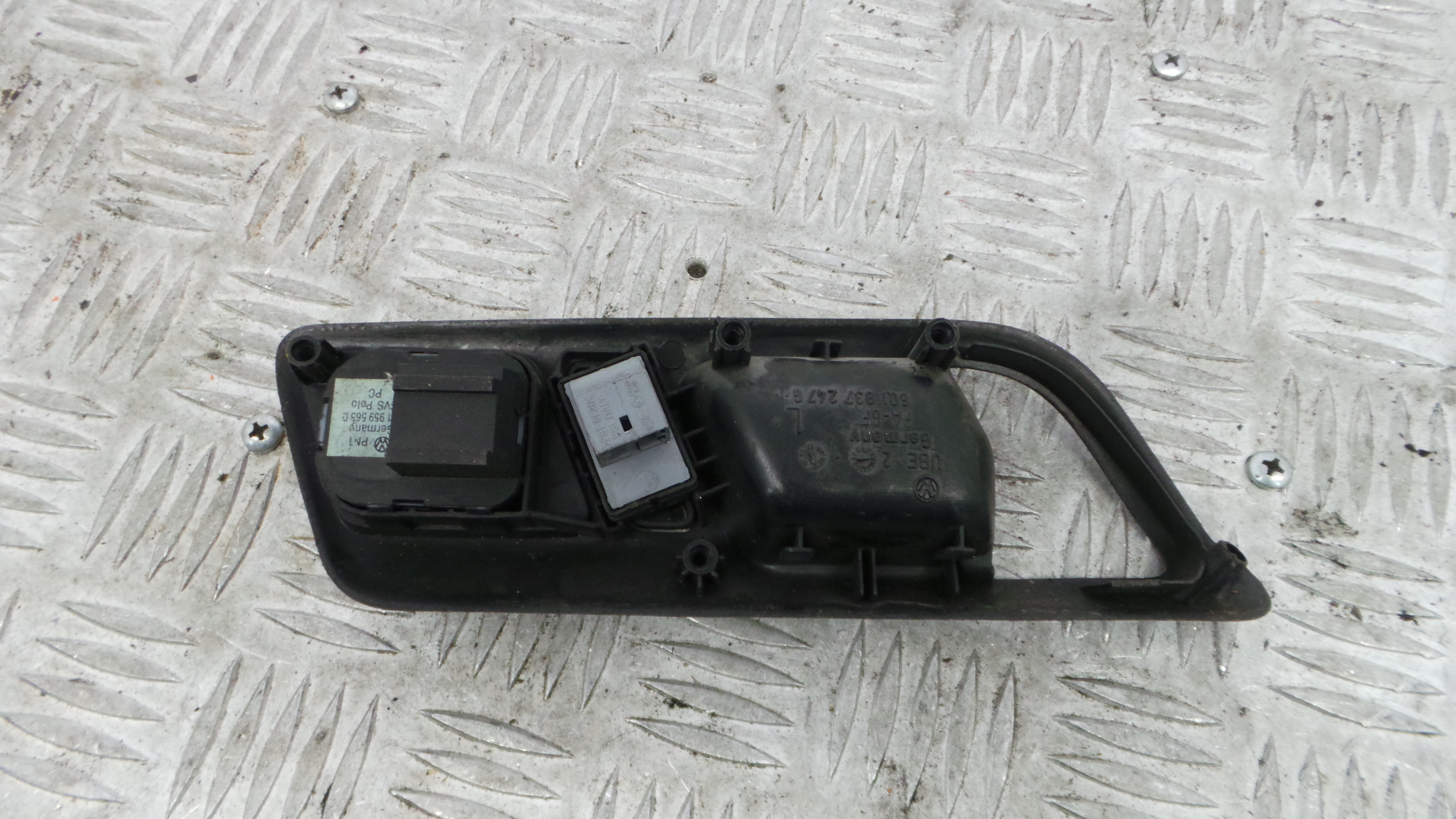 Puxador Interior Frente Esquerdo 6Q1837247G - VW POLO IV três volumes (9N2)-36418729