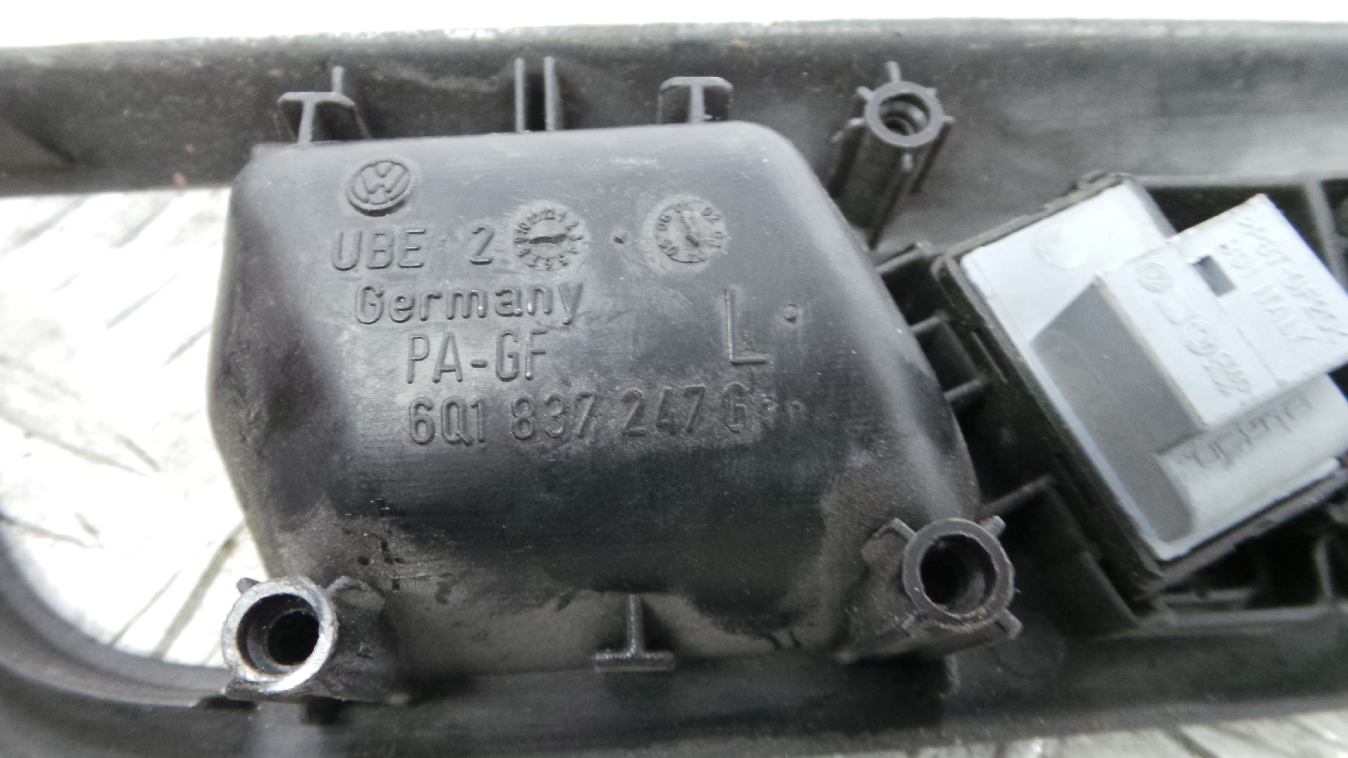 Puxador Interior Frente Esquerdo 6Q1837247G - VW POLO IV três volumes (9N2)-36418729