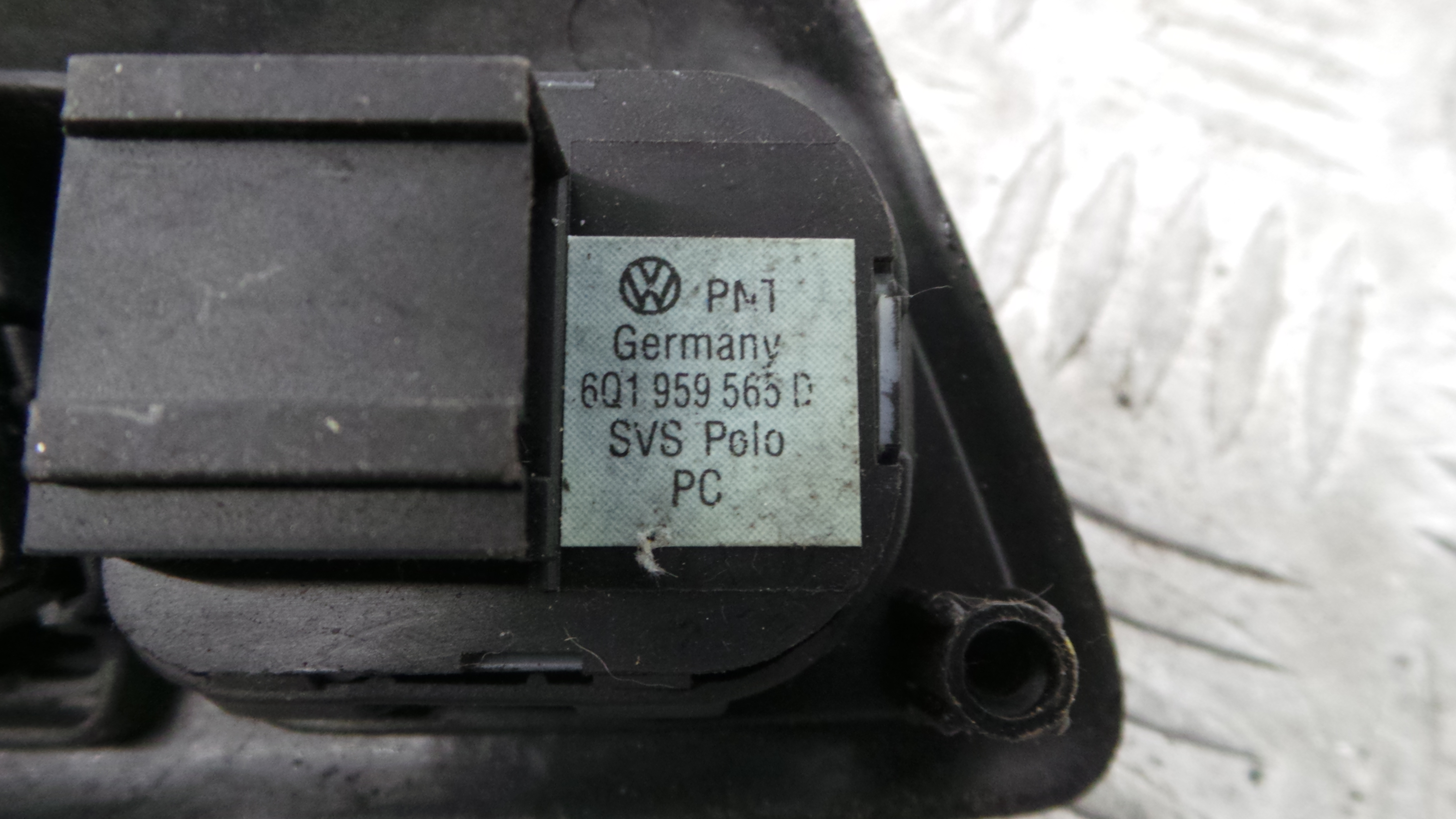 Puxador Interior Frente Esquerdo 6Q1837247G - VW POLO IV três volumes (9N2)-36418729