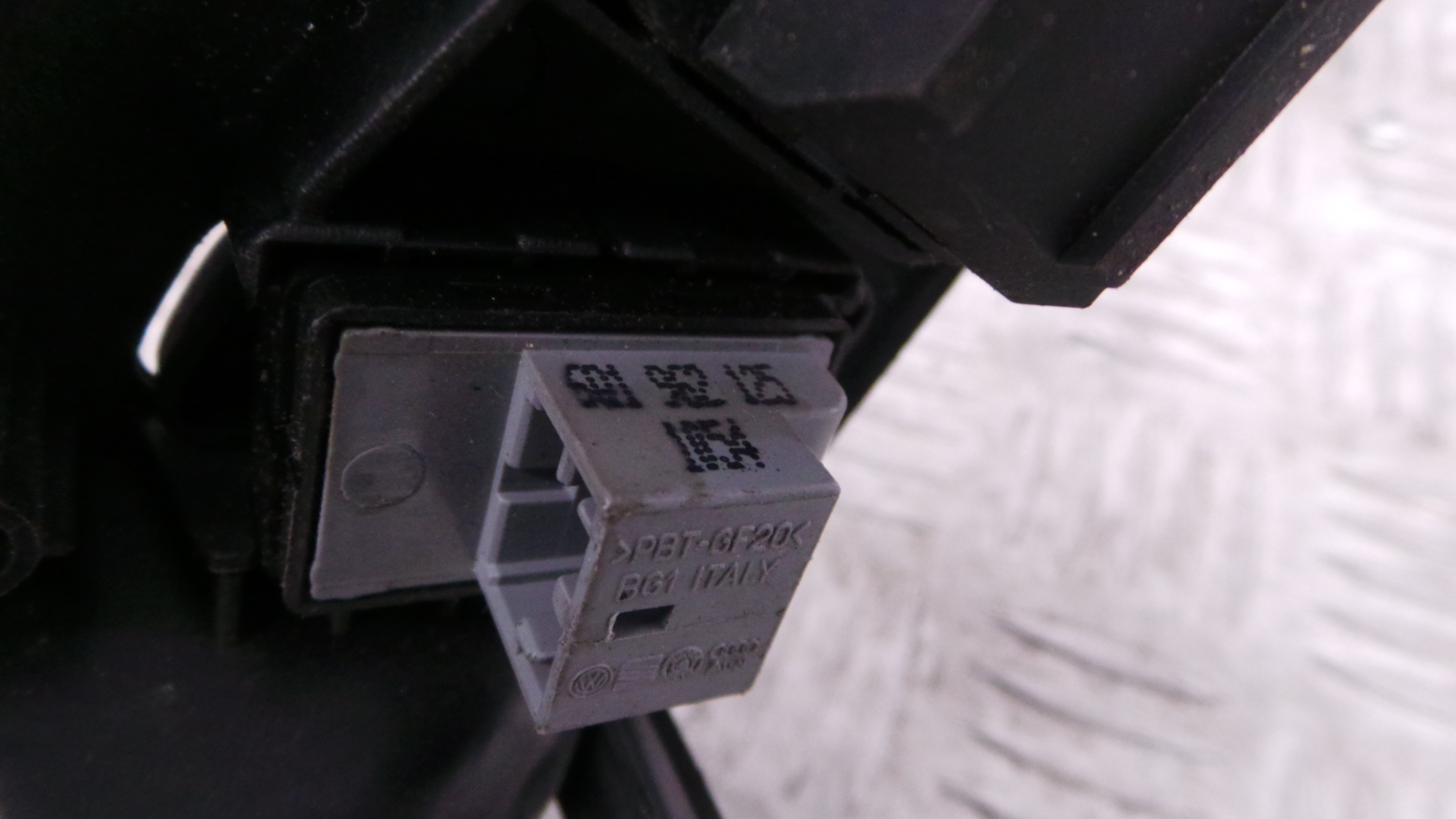 Puxador Interior Frente Esquerdo 6Q1837247G - VW POLO IV três volumes (9N2)-36418729