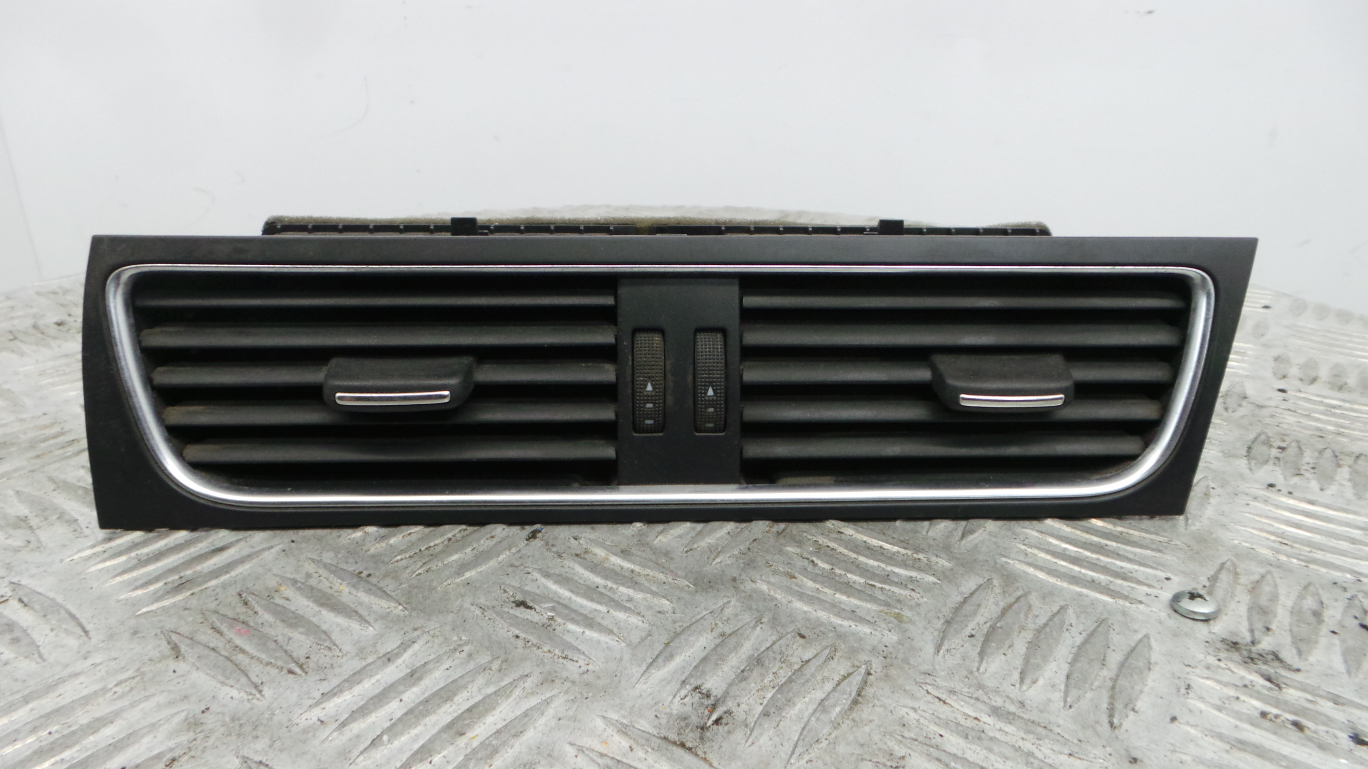 Grelha da Sofagem 8T2820951B - AUDI A4 B8 (8K2)-36419438 Grelha da Sofagem 8T2820951B - AUDI A4 B8 (8K2)-36419438