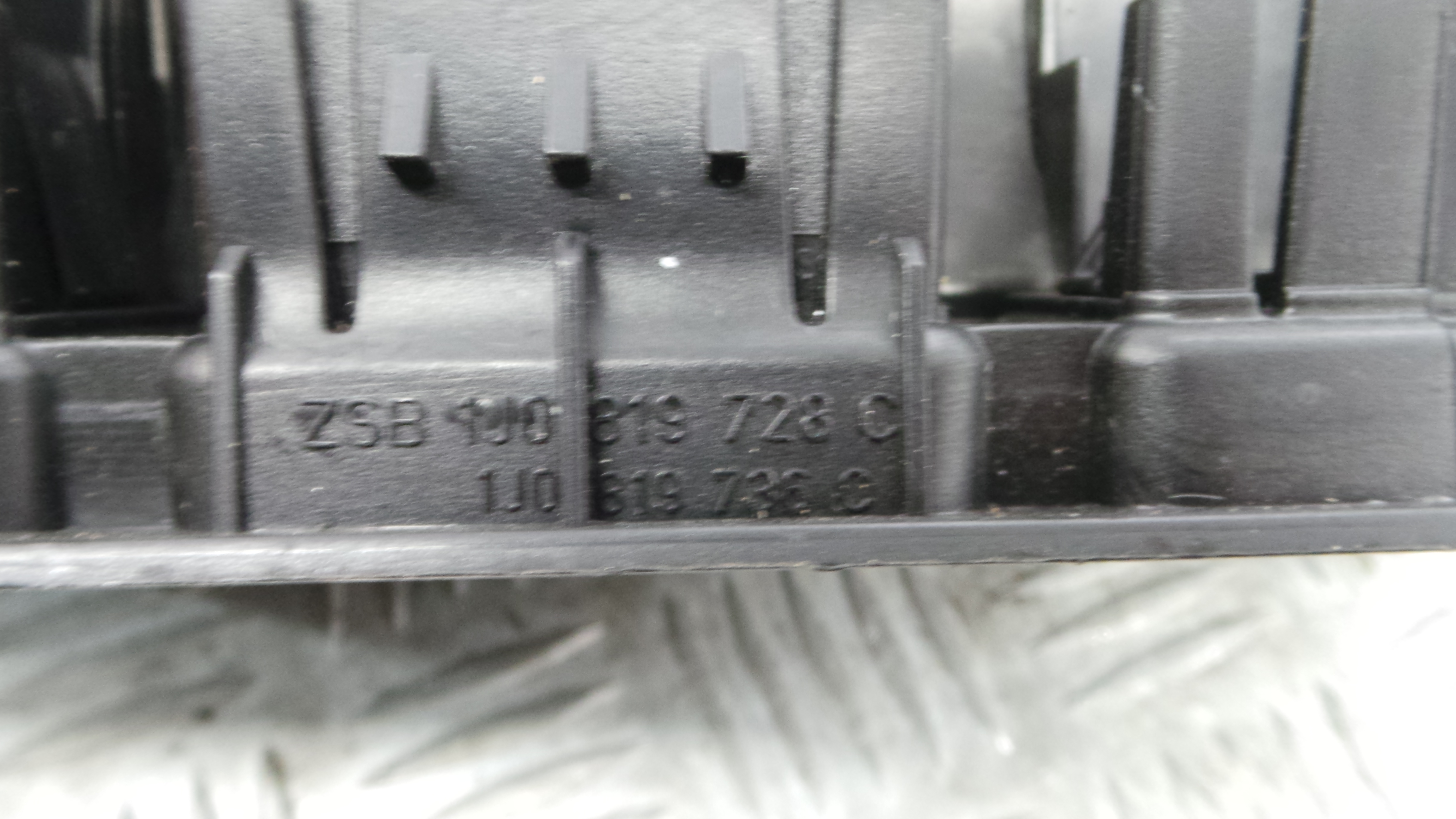 Grelha da Sofagem 1J0819736C - VW GOLF IV (1J1), GOLF Mk IV (1J1)-36419449