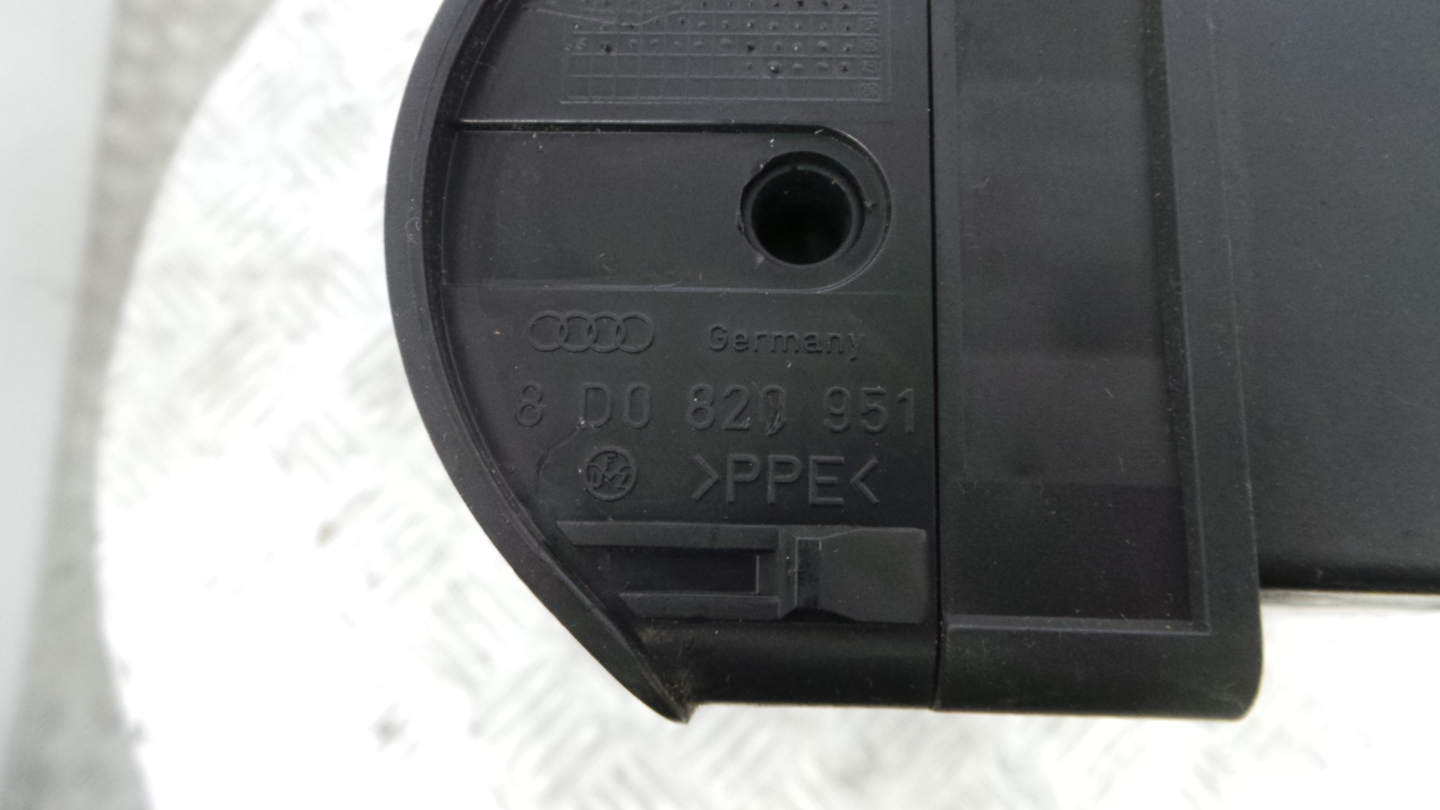 Grelha da Sofagem  8D0820951 - AUDI A4 B5 Avant (8D5)-36419455