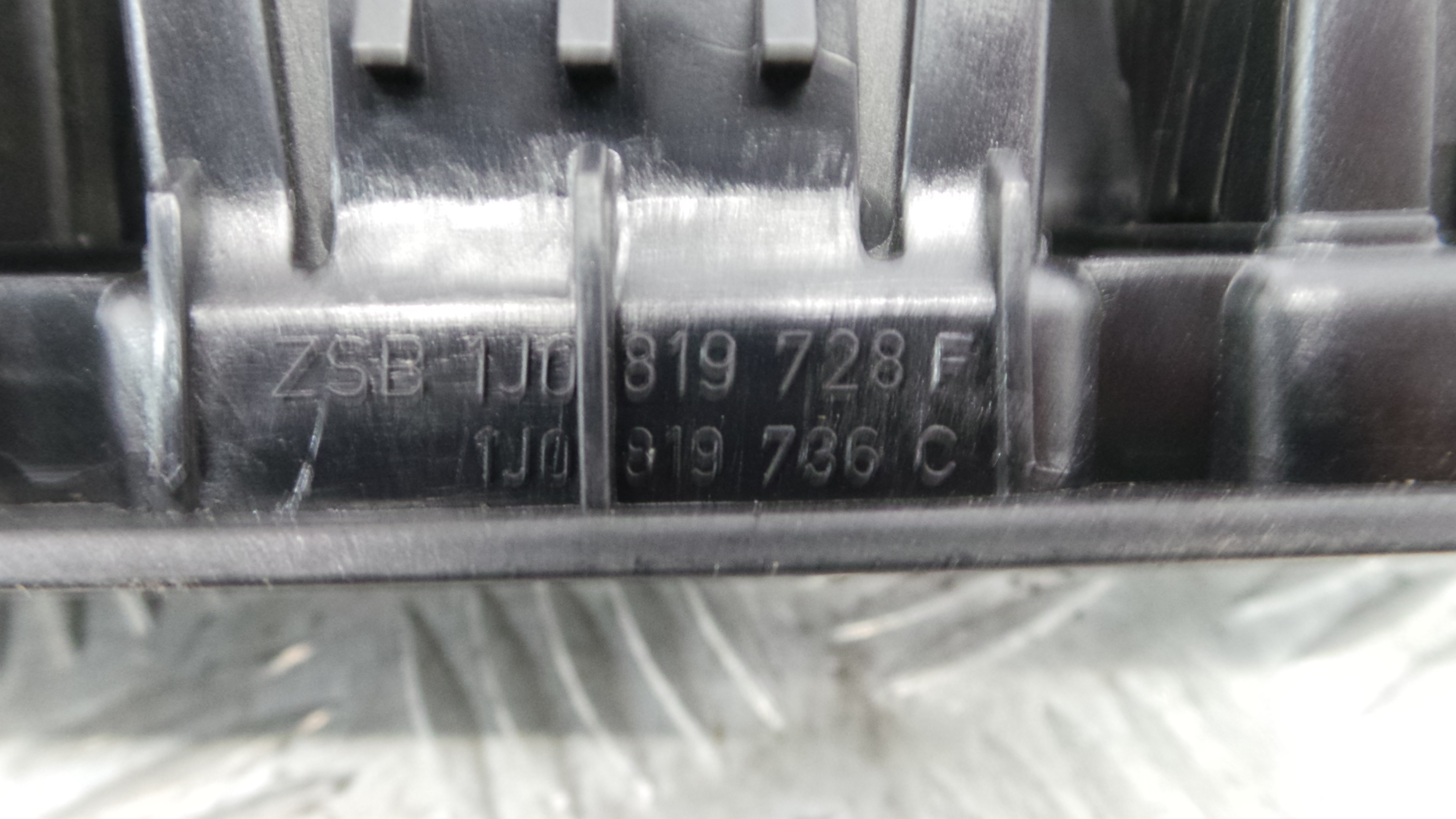 Grelha da Sofagem  1J0819736C - VW GOLF IV (1J1), GOLF Mk IV (1J1)-36419458