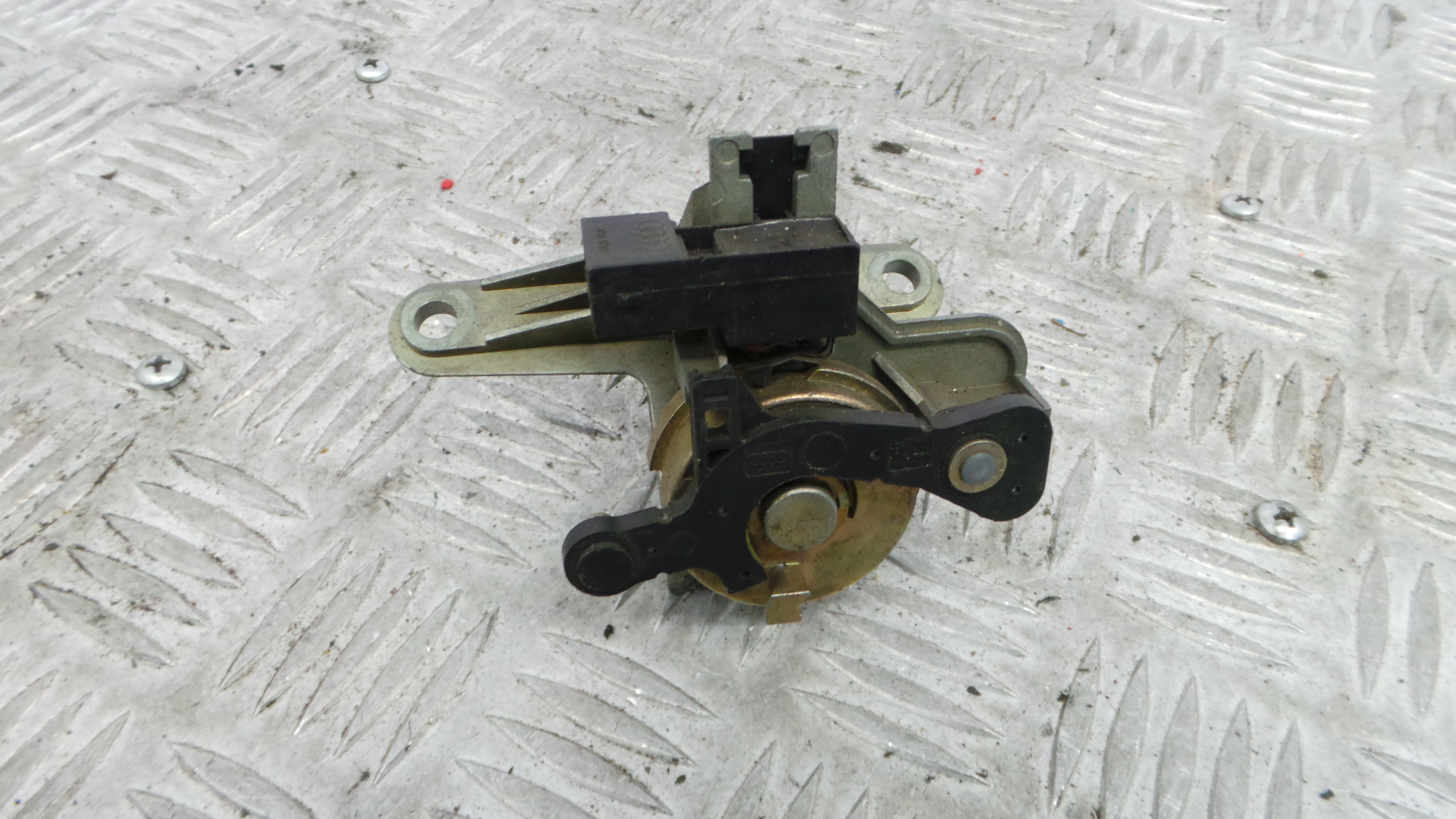 Fecho Mala  8D9827573A - AUDI A4 B5 (8D2)-36422170