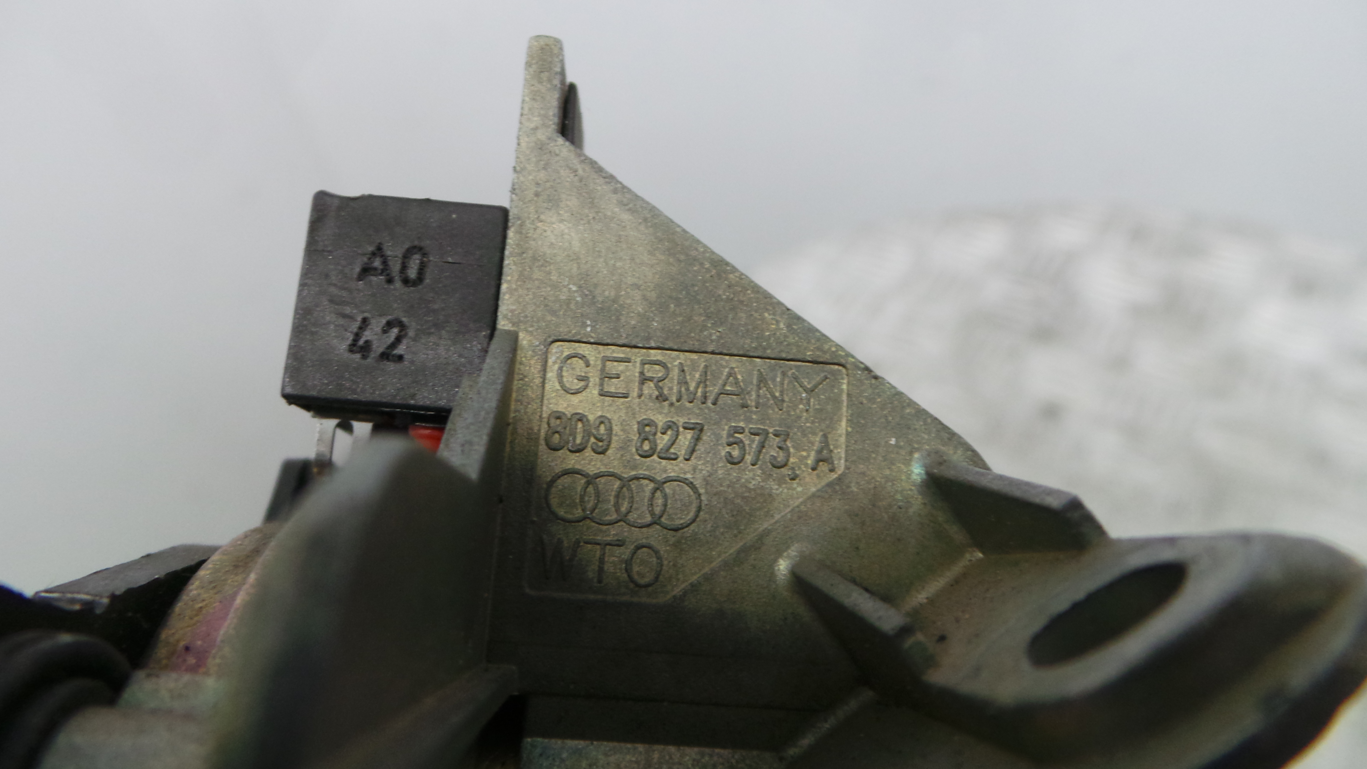 Fecho Mala  8D9827573A - AUDI A4 B5 (8D2)-36422170