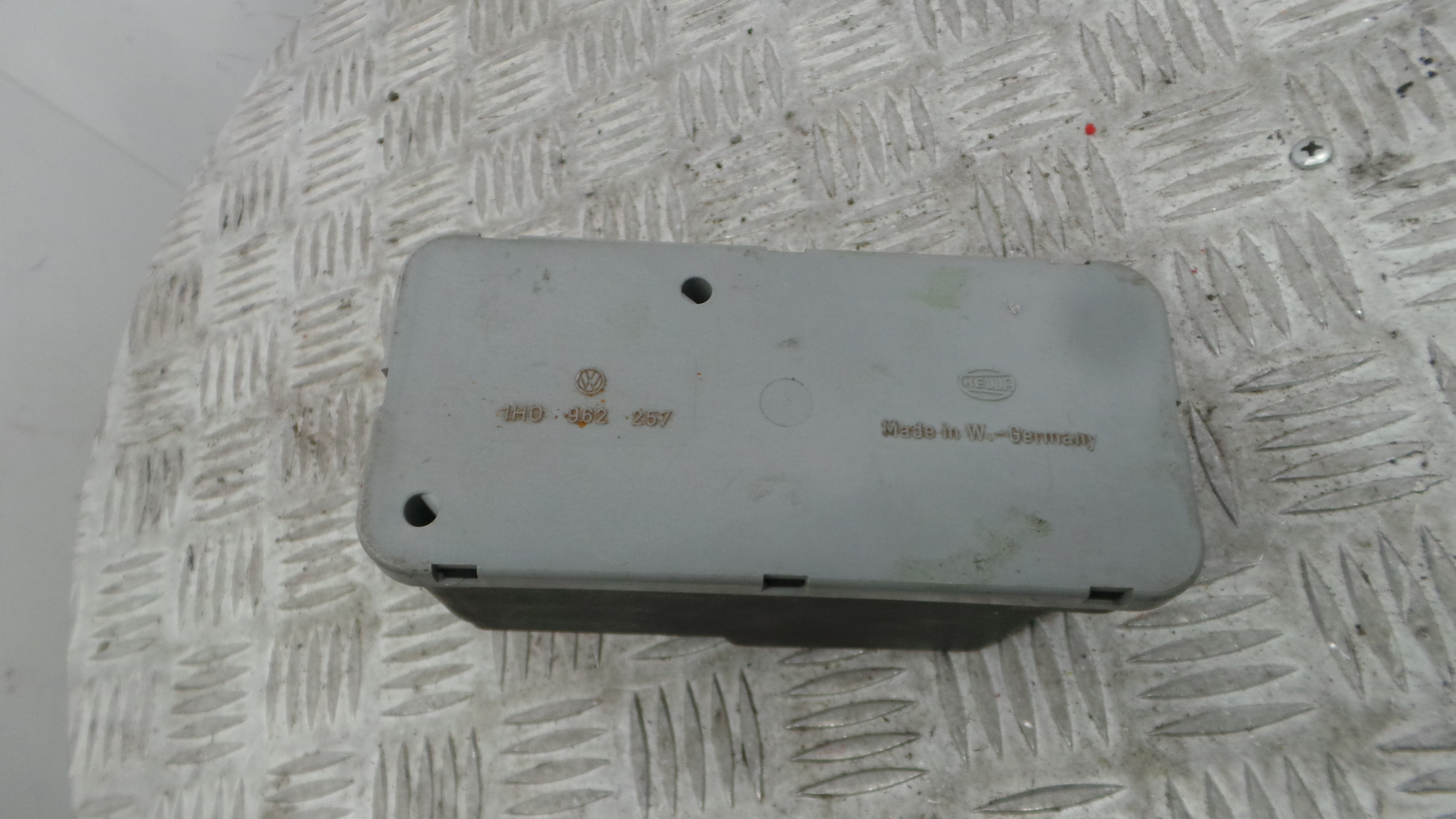Compressor / Bomba Fecho Central 1H0962257 - VW GOLF III (1H1), GOLF Mk III (1H1)-36422207