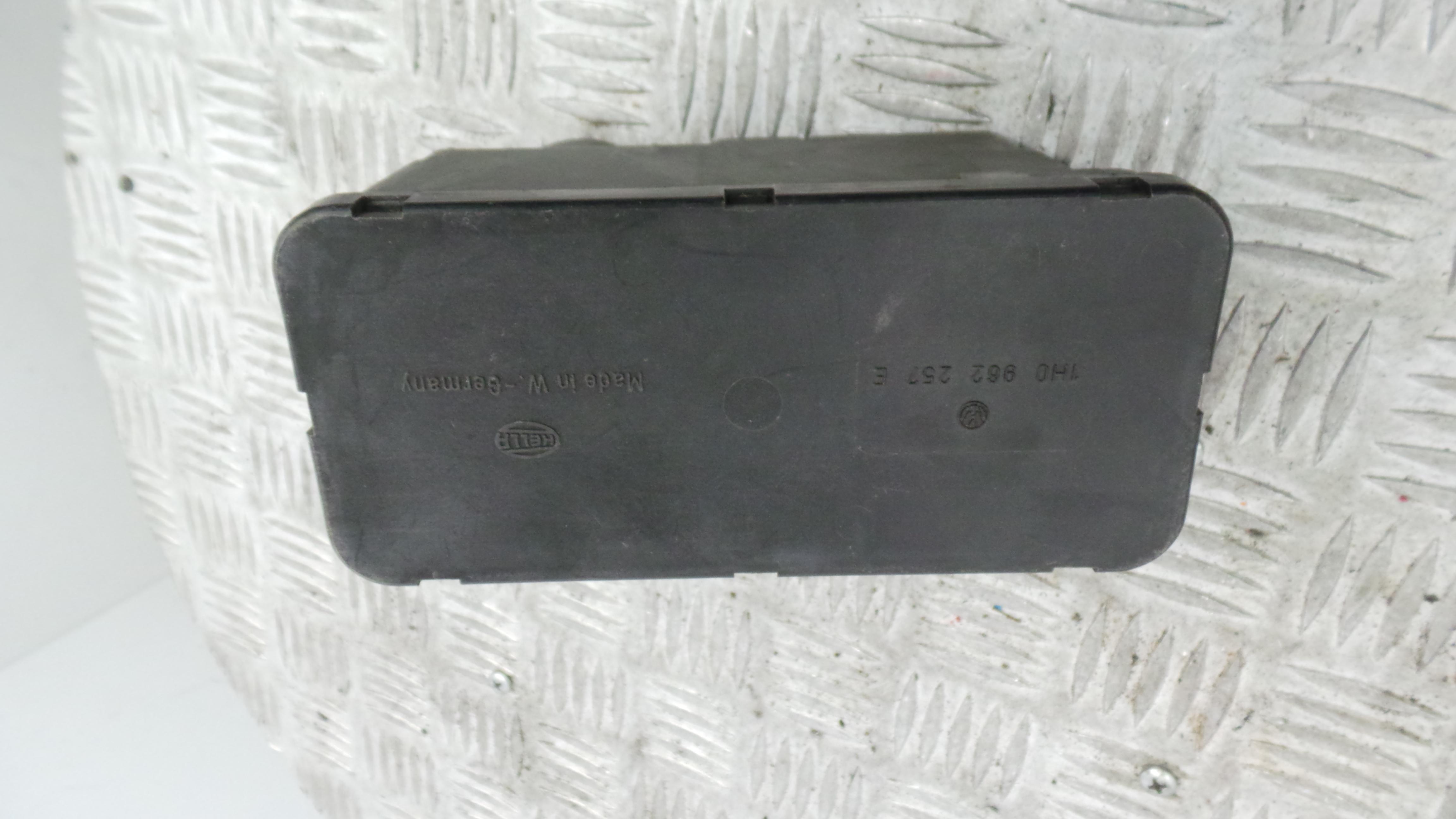 Compressor / Bomba Fecho Central 1H0962257E - VW GOLF III (1H1), GOLF Mk III (1H1)-36422219
