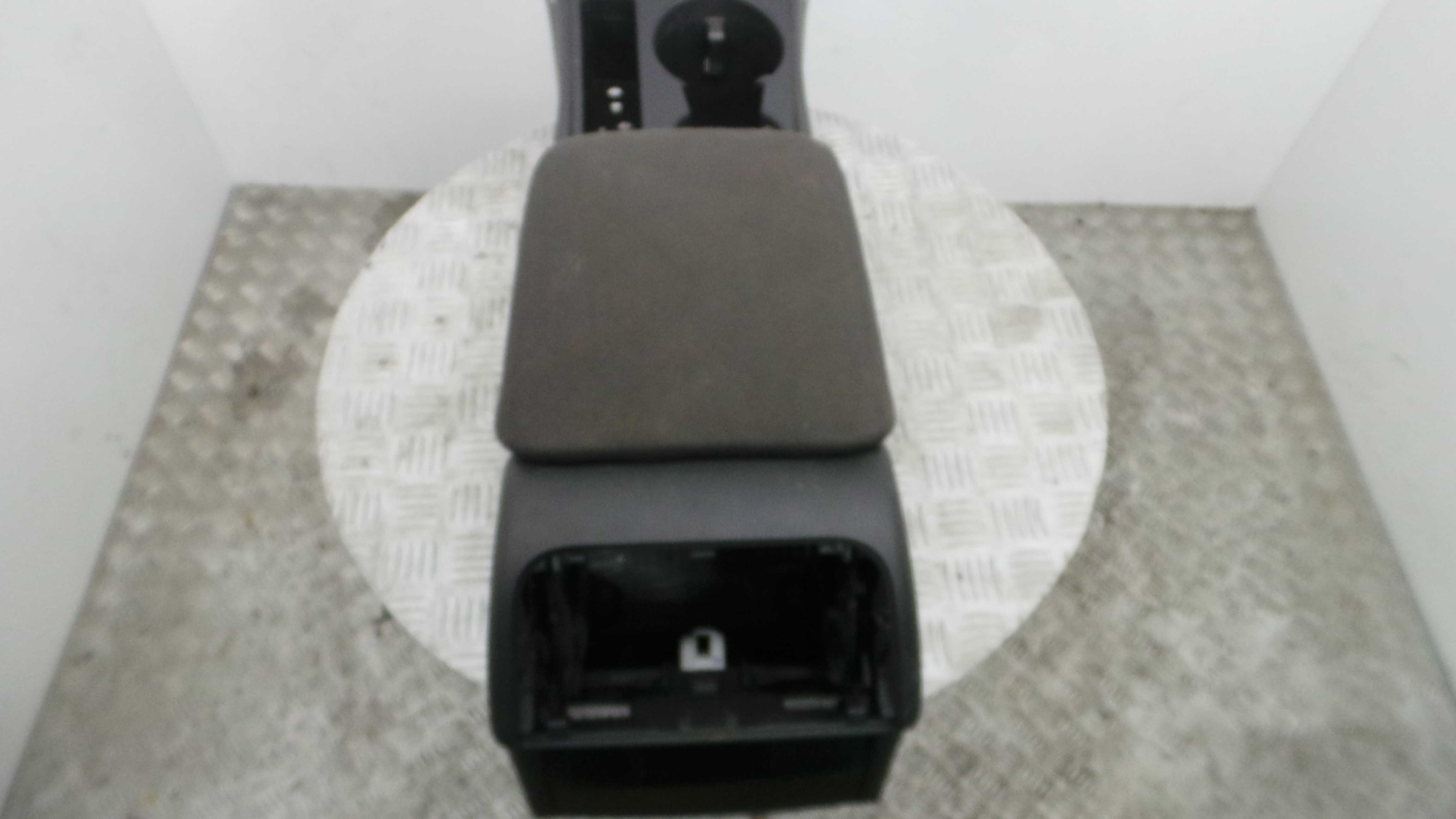 Apoio de Braço Central 8K0864981D - AUDI A4 B8 (8K2)-36425011