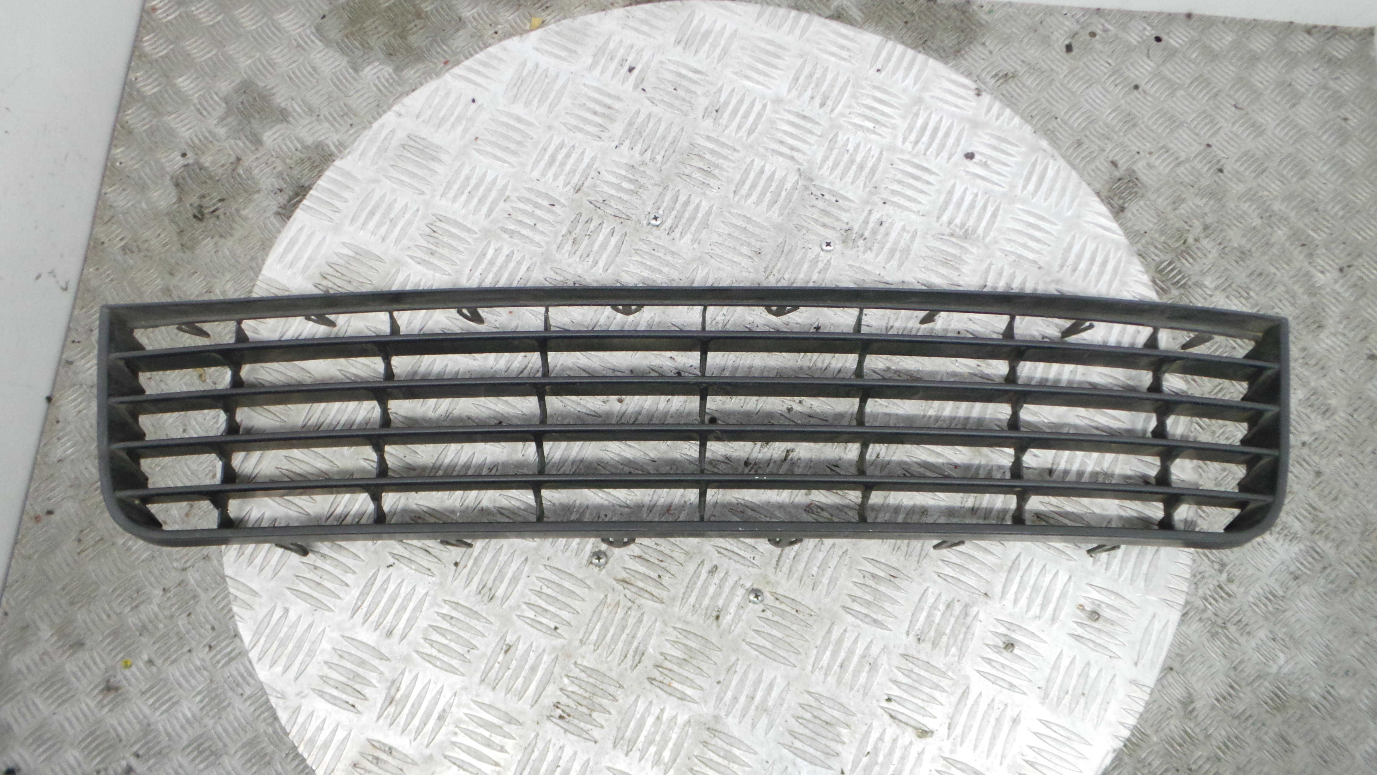 Grelha do Pára-Choques Central 1K0853677 - VW GOLF V (1K1)-36425086