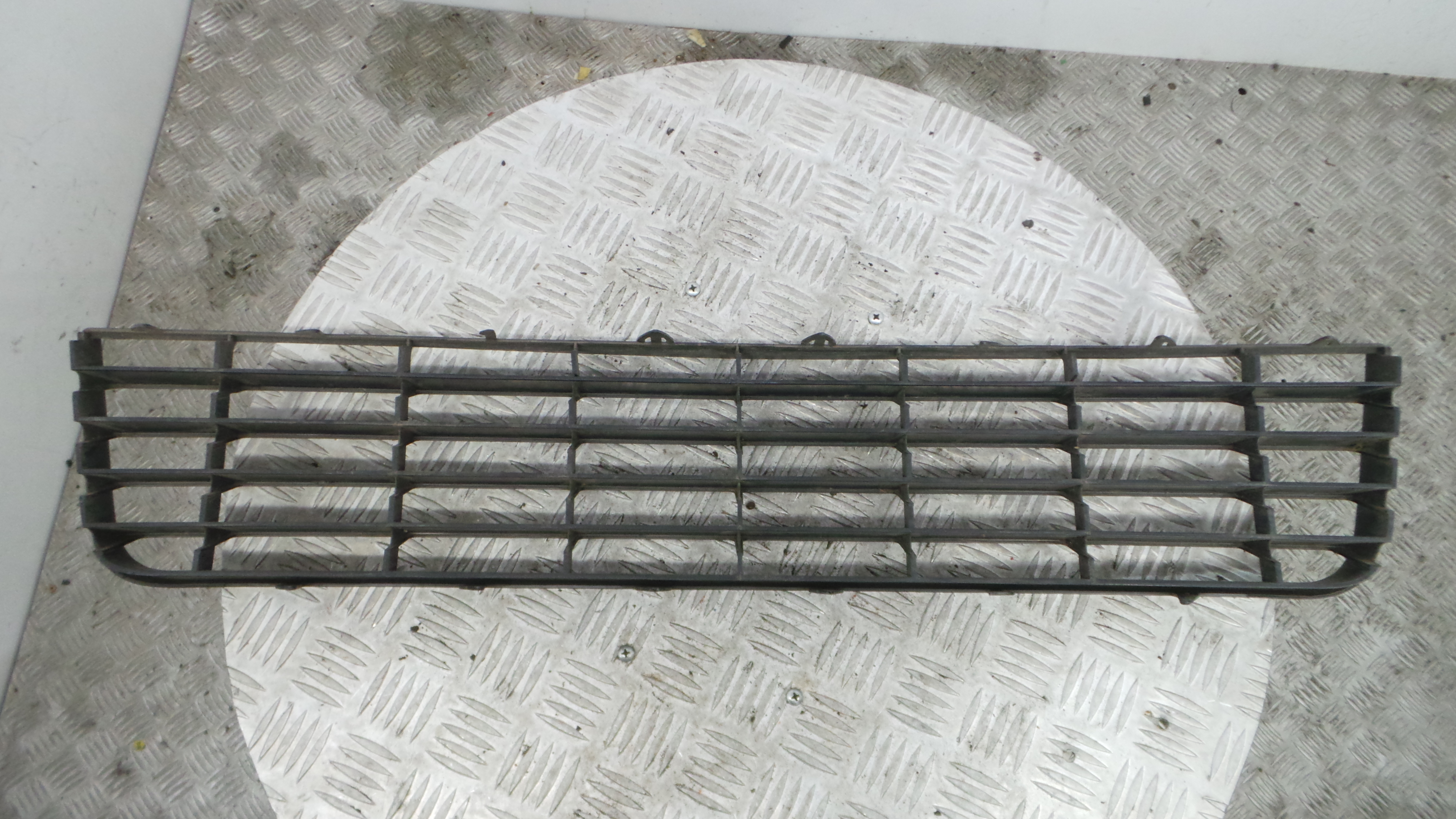 Grelha do Pára-Choques Central 1K0853677 - VW GOLF V (1K1)-36425086