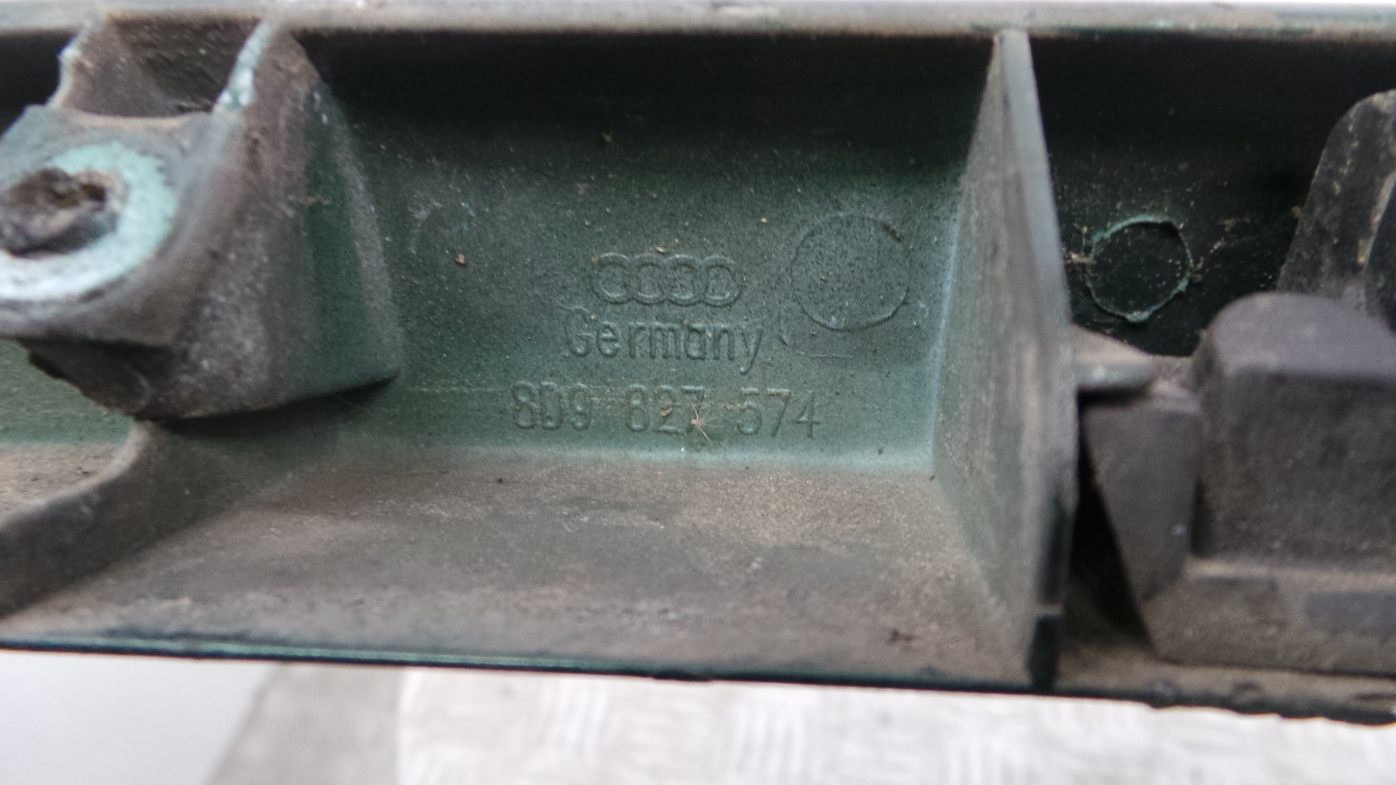 Puxador Exterior da Tampa da Mala 8D9827574 - AUDI A3 (8L1)-36425348