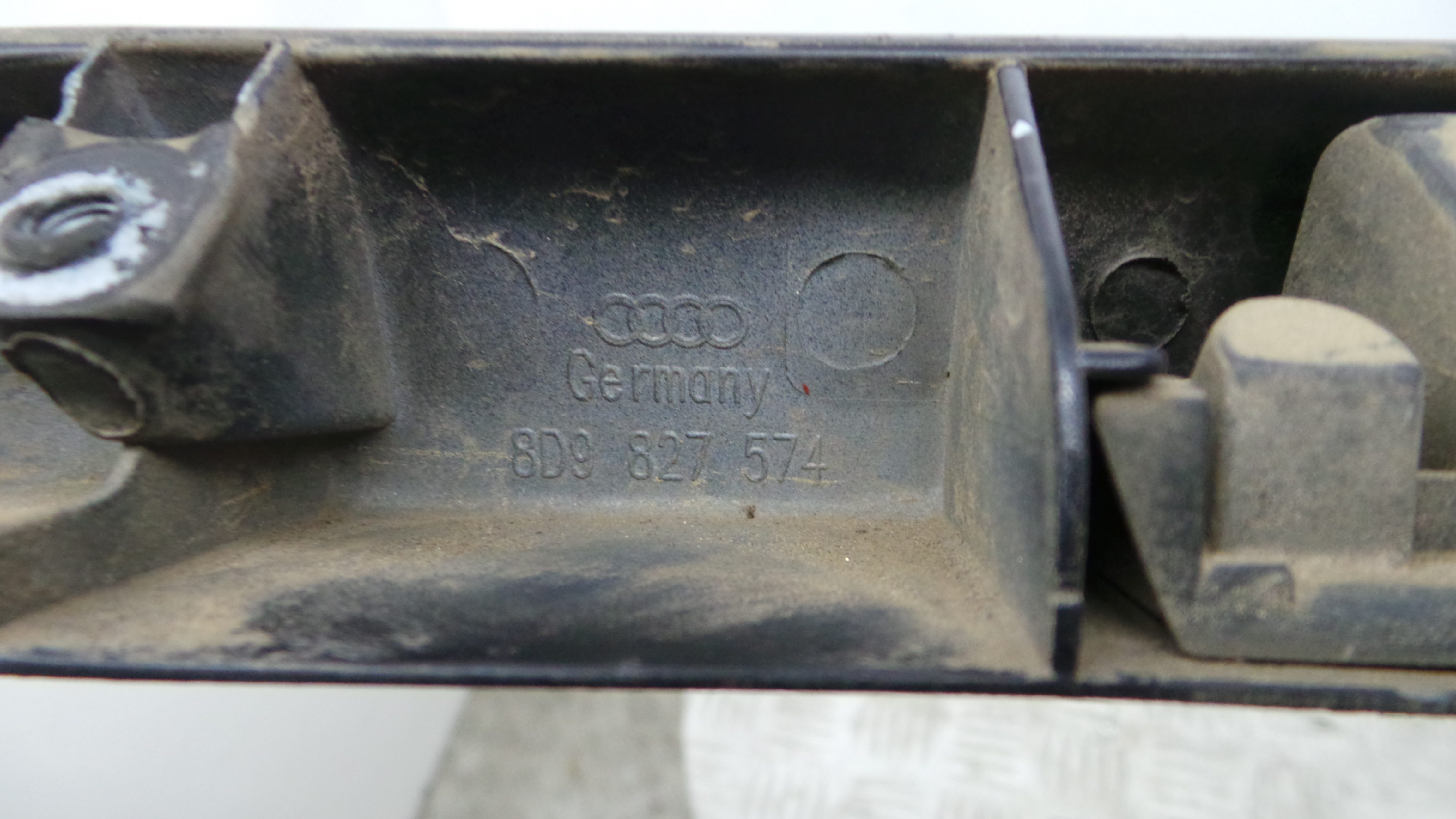 Puxador Exterior da Tampa da Mala 8D9827574 - AUDI A3 (8L1)-36425355