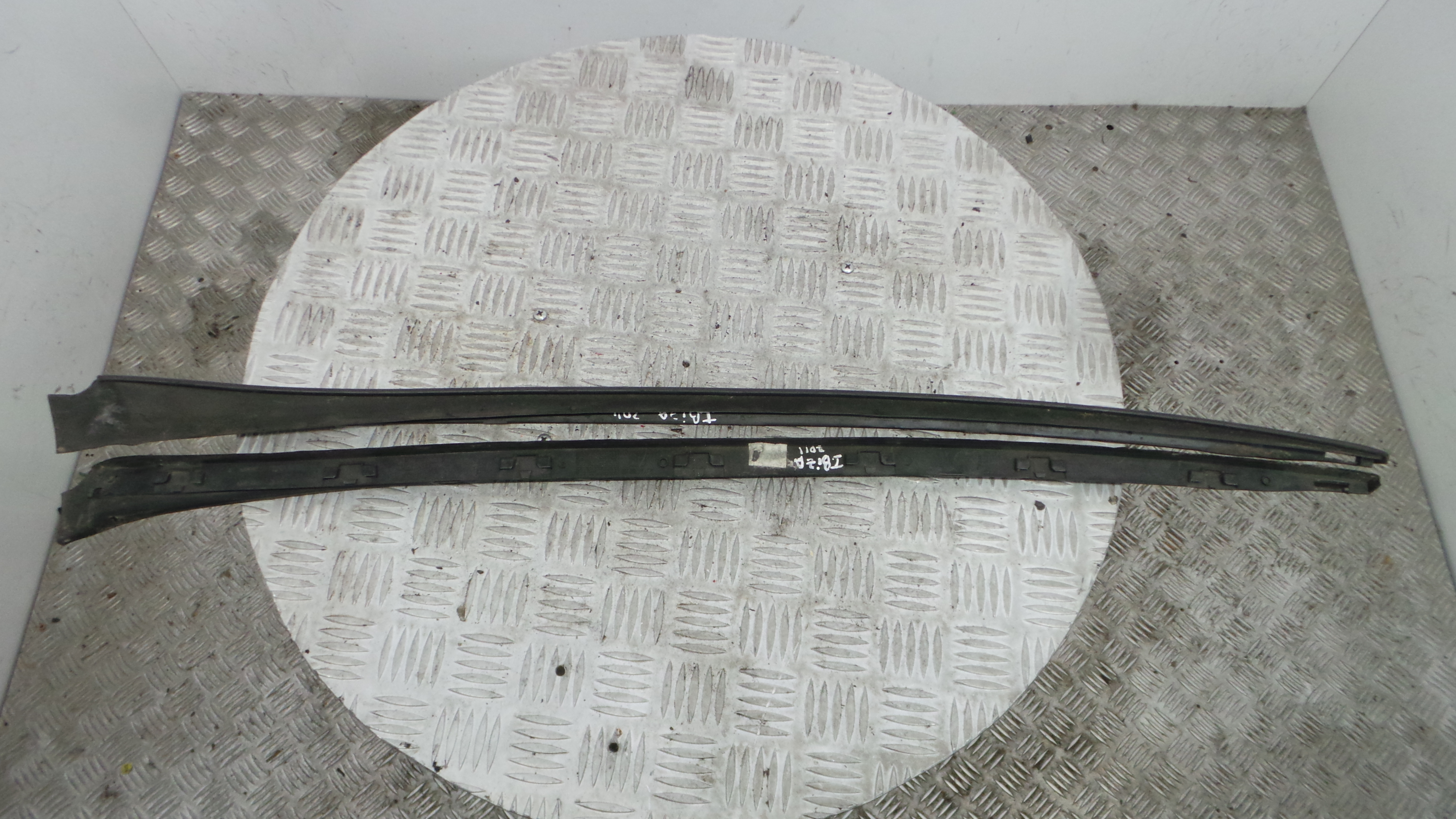 Borracha de Para-brisa 6J0854319 - SEAT IBIZA IV (6J5, 6P1), IBIZA Mk IV (6J5, 6P1)-36425363