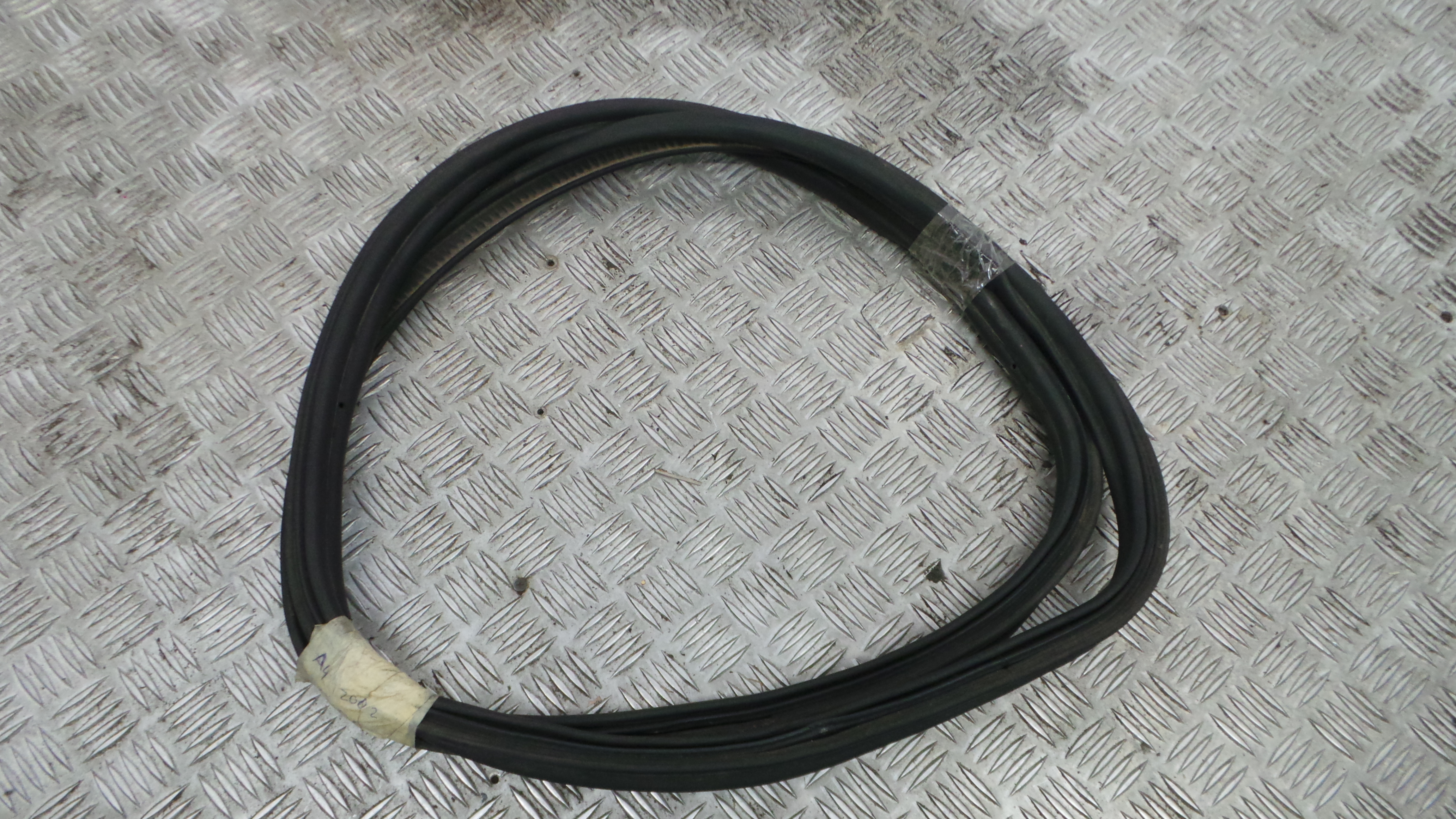 Borracha Mala 8E5827705E - AUDI A4 B6 (8E2)-36430480