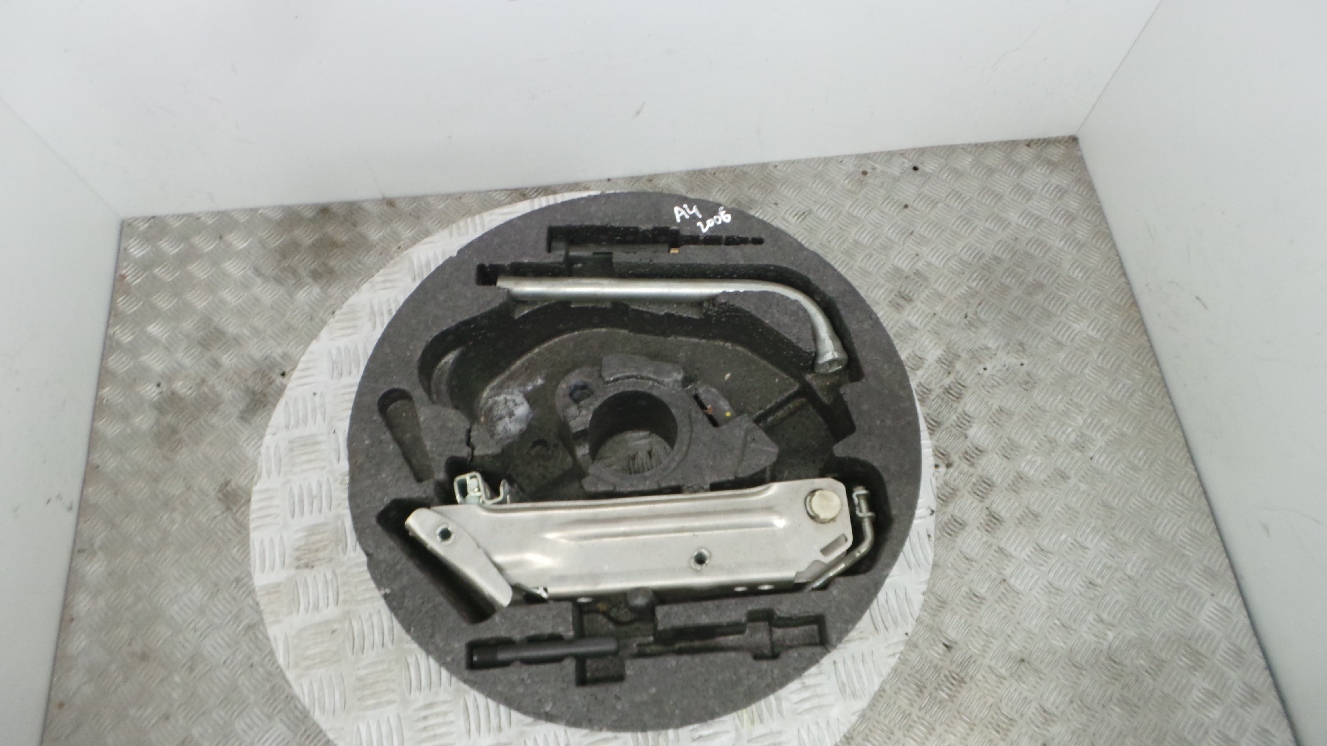 Kit Pneu Suplente 8E9012109E - AUDI A4 B7 (8EC)-36435751
