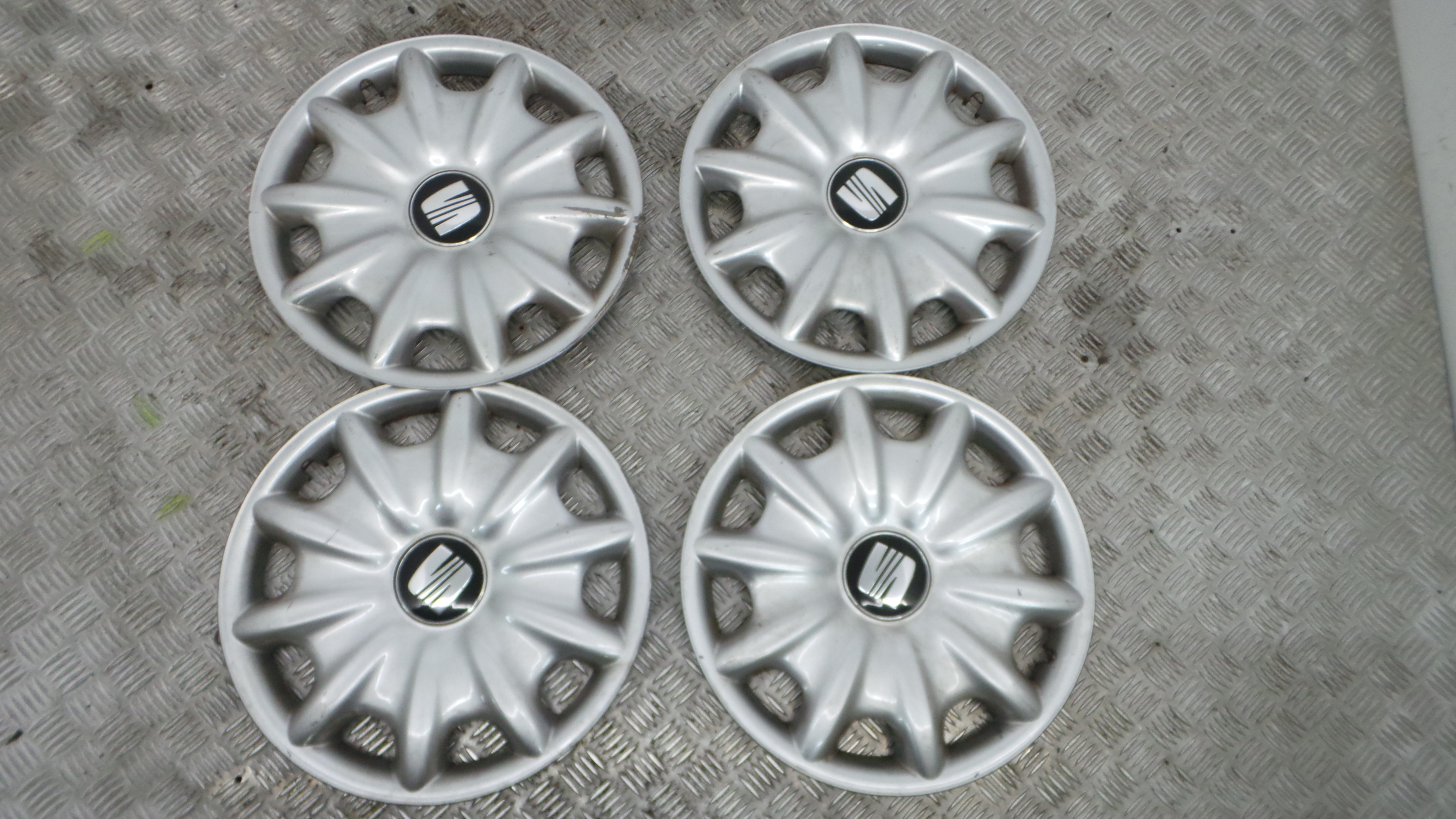 Tampões das rodas 1M0601147 - SEAT LEON (1M1)-36435784