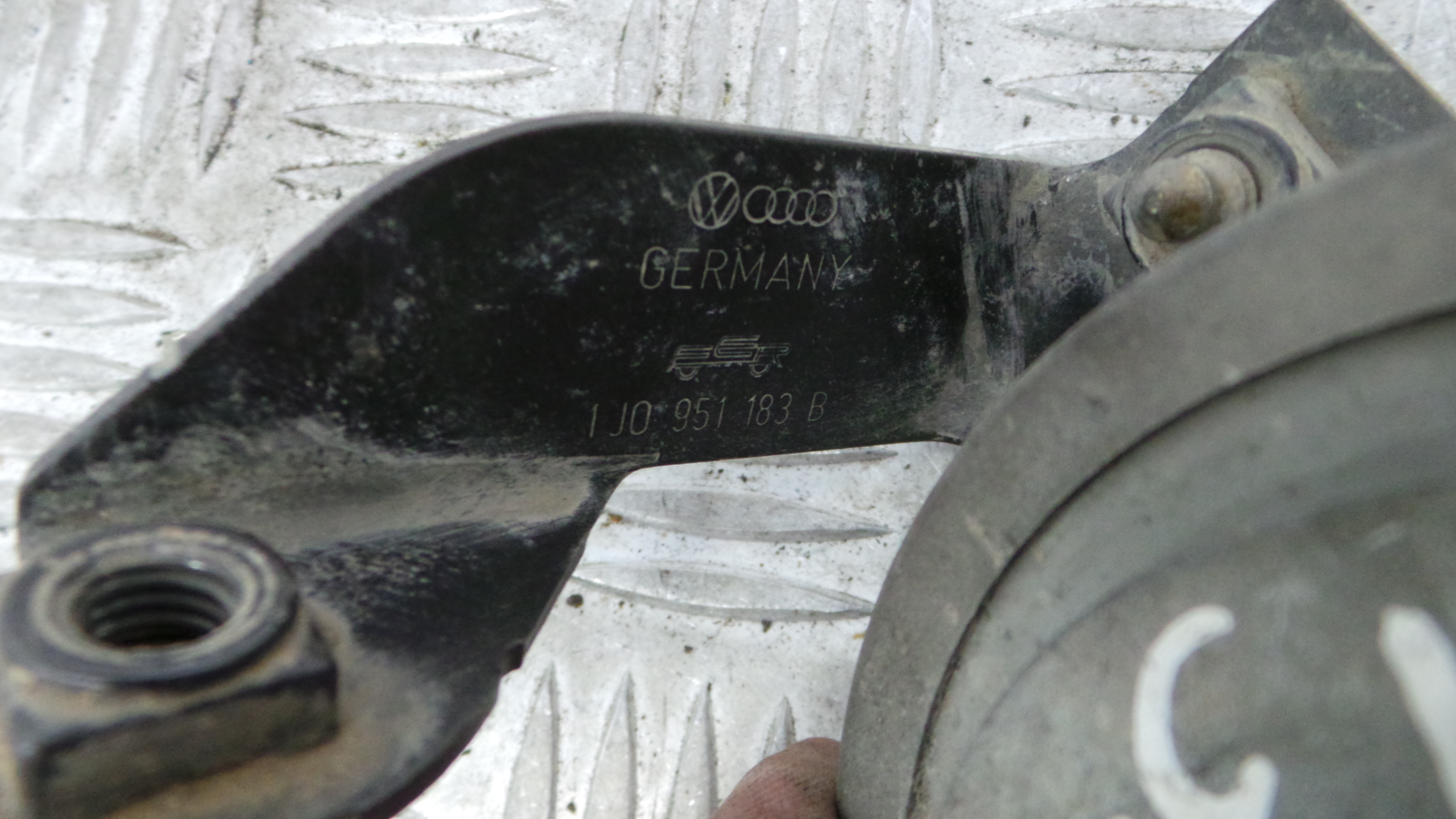 Buzina 1J0951183B - VW GOLF IV (1J1), GOLF Mk IV (1J1)-36439510